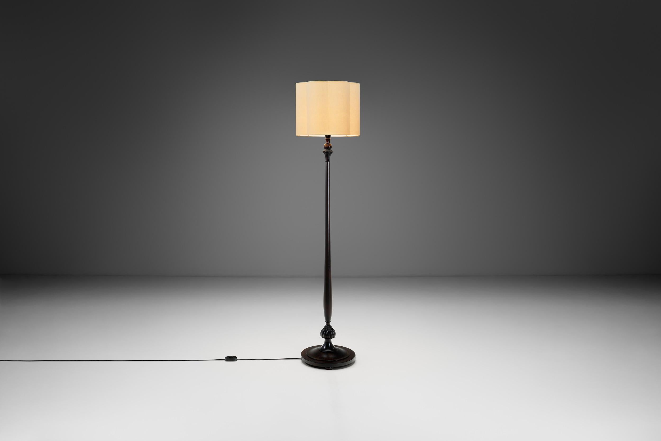 Schwedische Stehlampe mit geschnitzten Motiven für Nordiska Kompaniet, Schweden ca. 1920er Jahre im Zustand „Gut“ im Angebot in Utrecht, NL