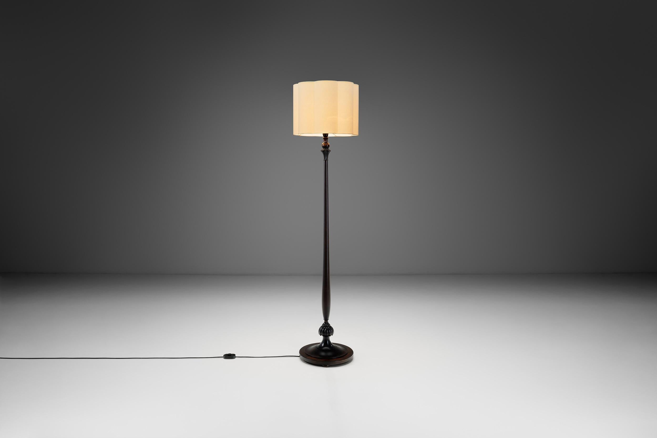 Schwedische Stehlampe mit geschnitzten Motiven für Nordiska Kompaniet, Schweden ca. 1920er Jahre (Stoff) im Angebot