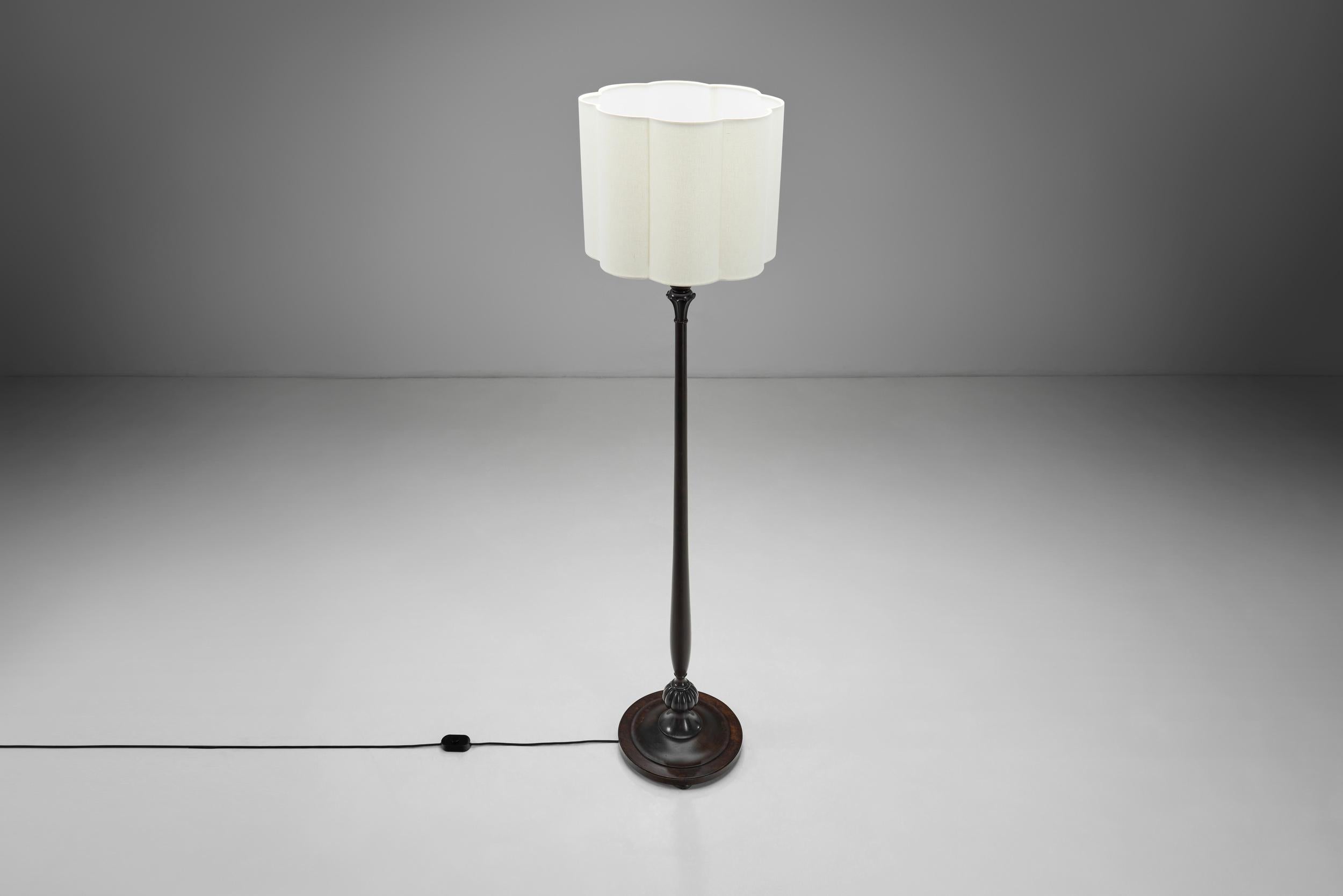 Schwedische Stehlampe mit geschnitzten Motiven für Nordiska Kompaniet, Schweden ca. 1920er Jahre im Angebot 2