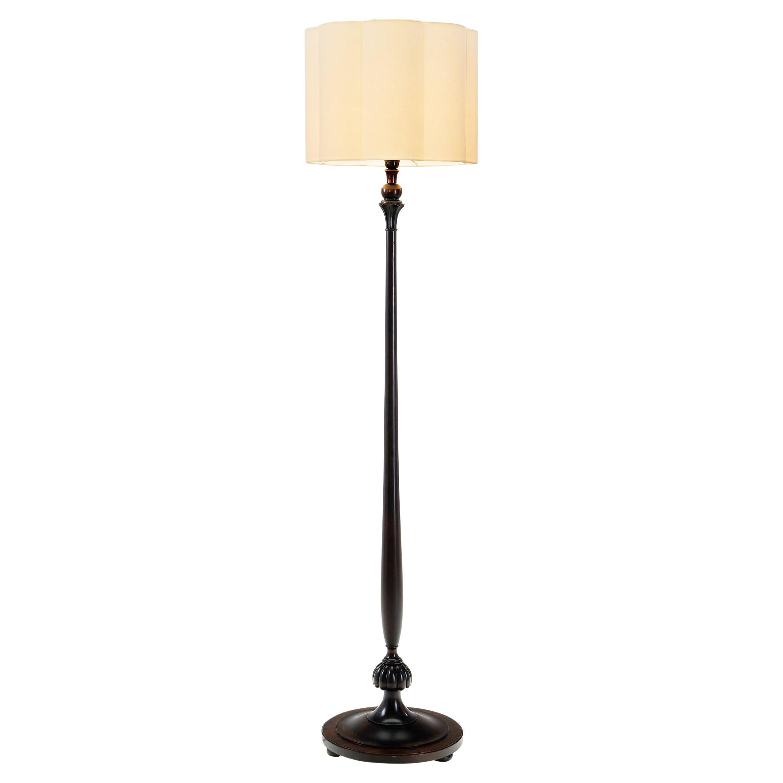 Schwedische Stehlampe mit geschnitzten Motiven für Nordiska Kompaniet, Schweden ca. 1920er Jahre im Angebot