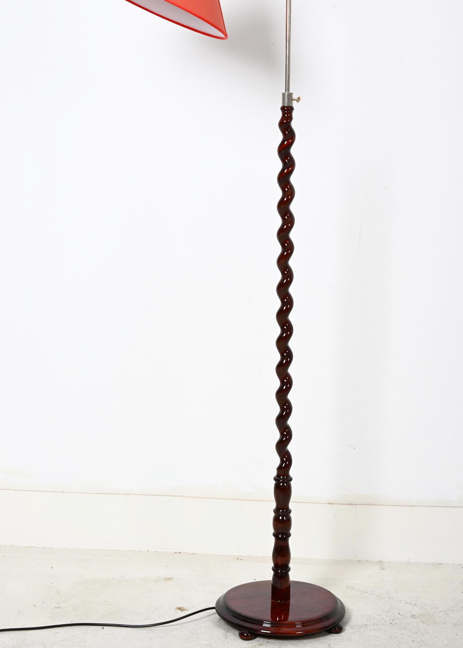 Lampada da terra svedese con manico e base torniti in legno in vendita 2