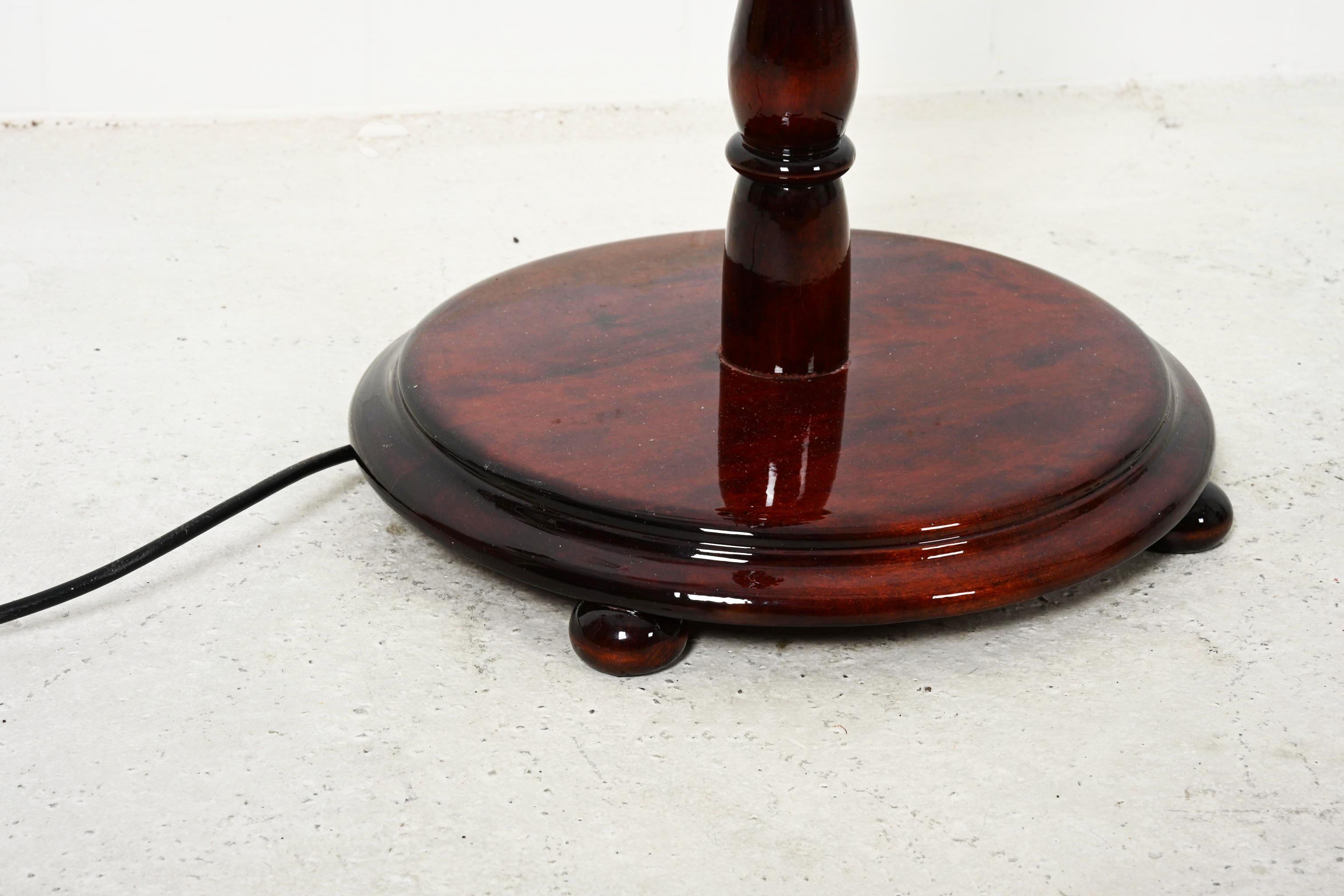 Lampada da terra svedese con manico e base torniti in legno in vendita 3