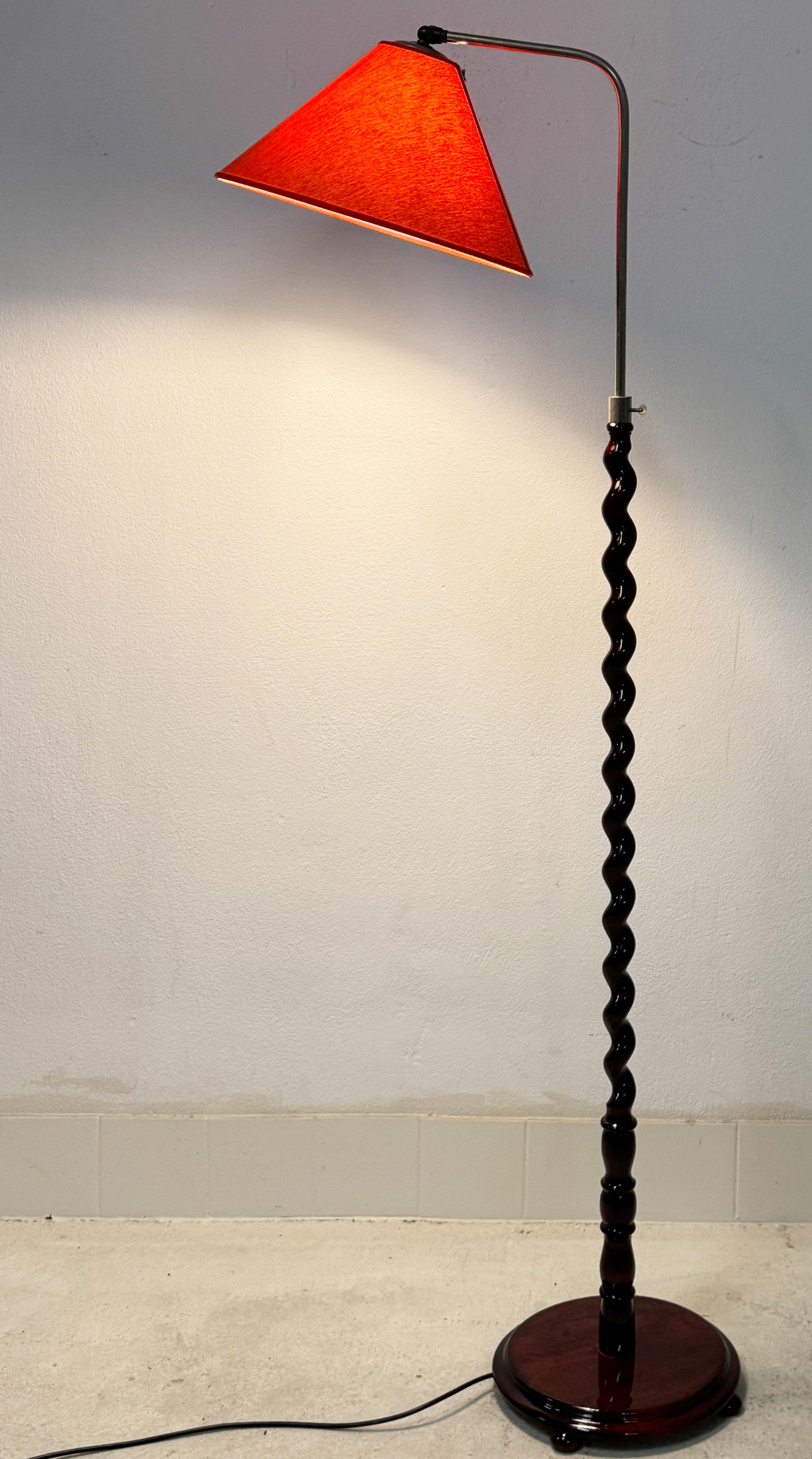 Lampada da terra svedese con manico e base torniti in legno in vendita 4