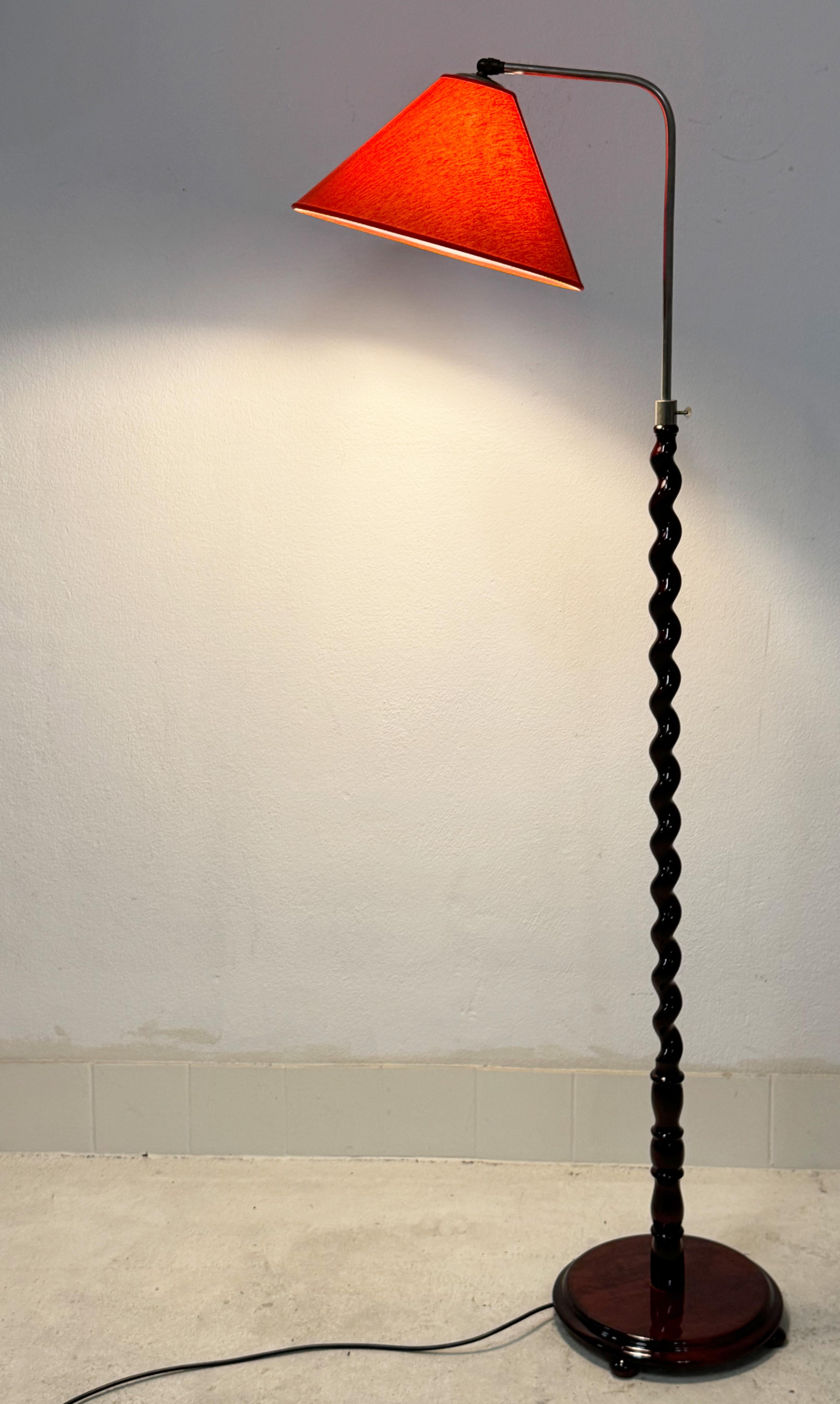 Lampada da terra svedese con manico e base torniti in legno in vendita 5