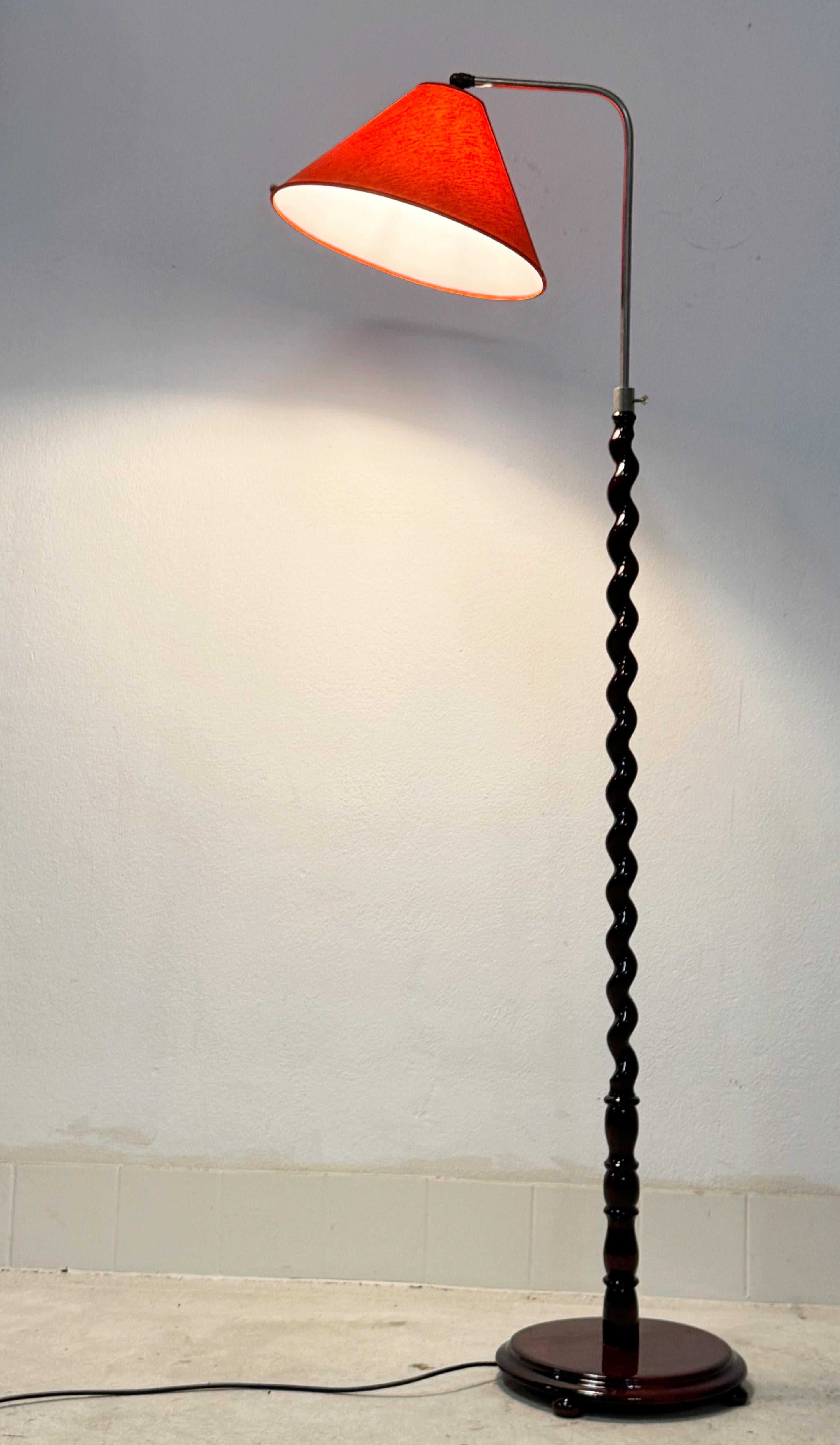 Lampada da terra svedese con manico e base torniti in legno in vendita 6