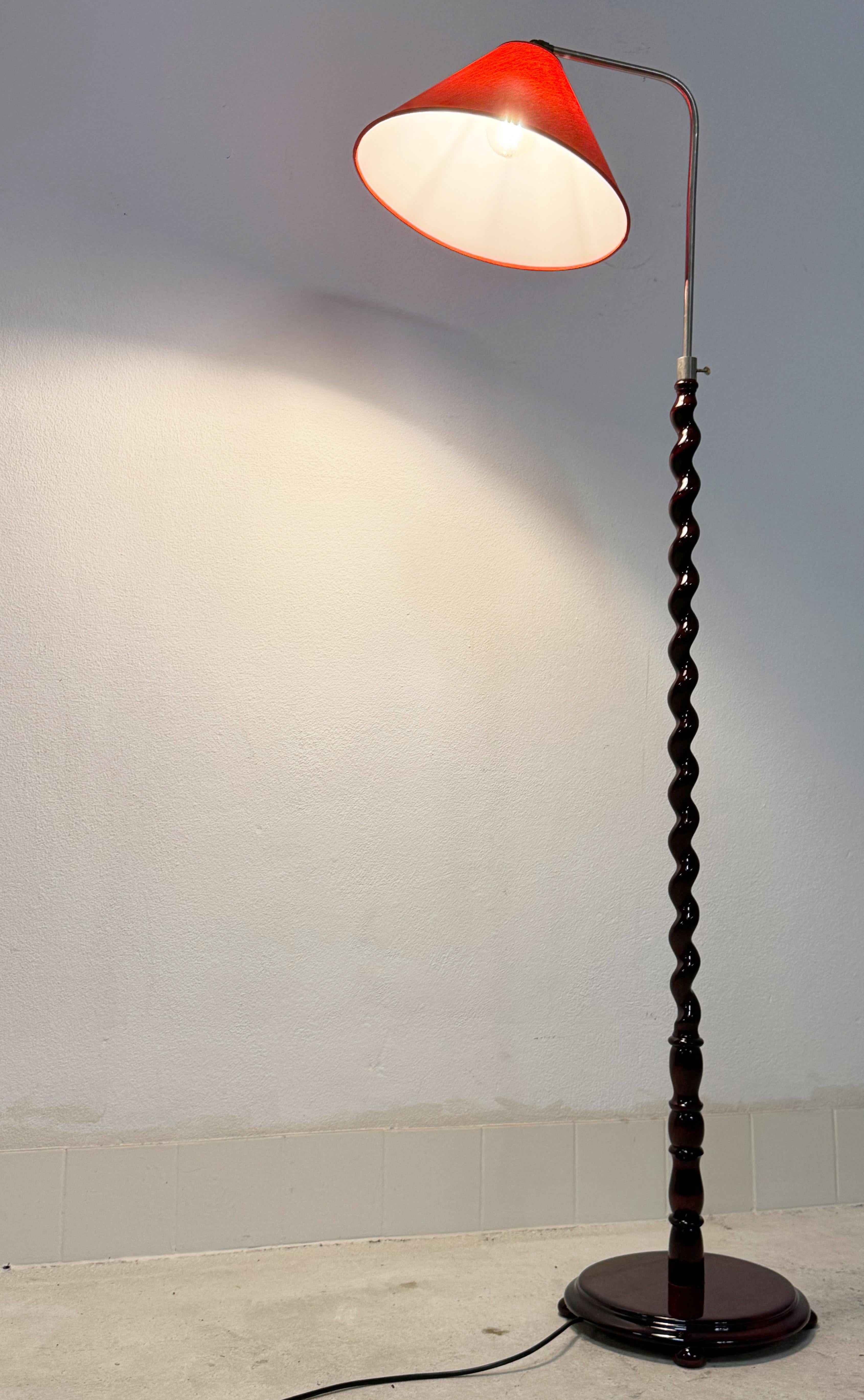 Lampada da terra svedese con manico e base torniti in legno in vendita 7