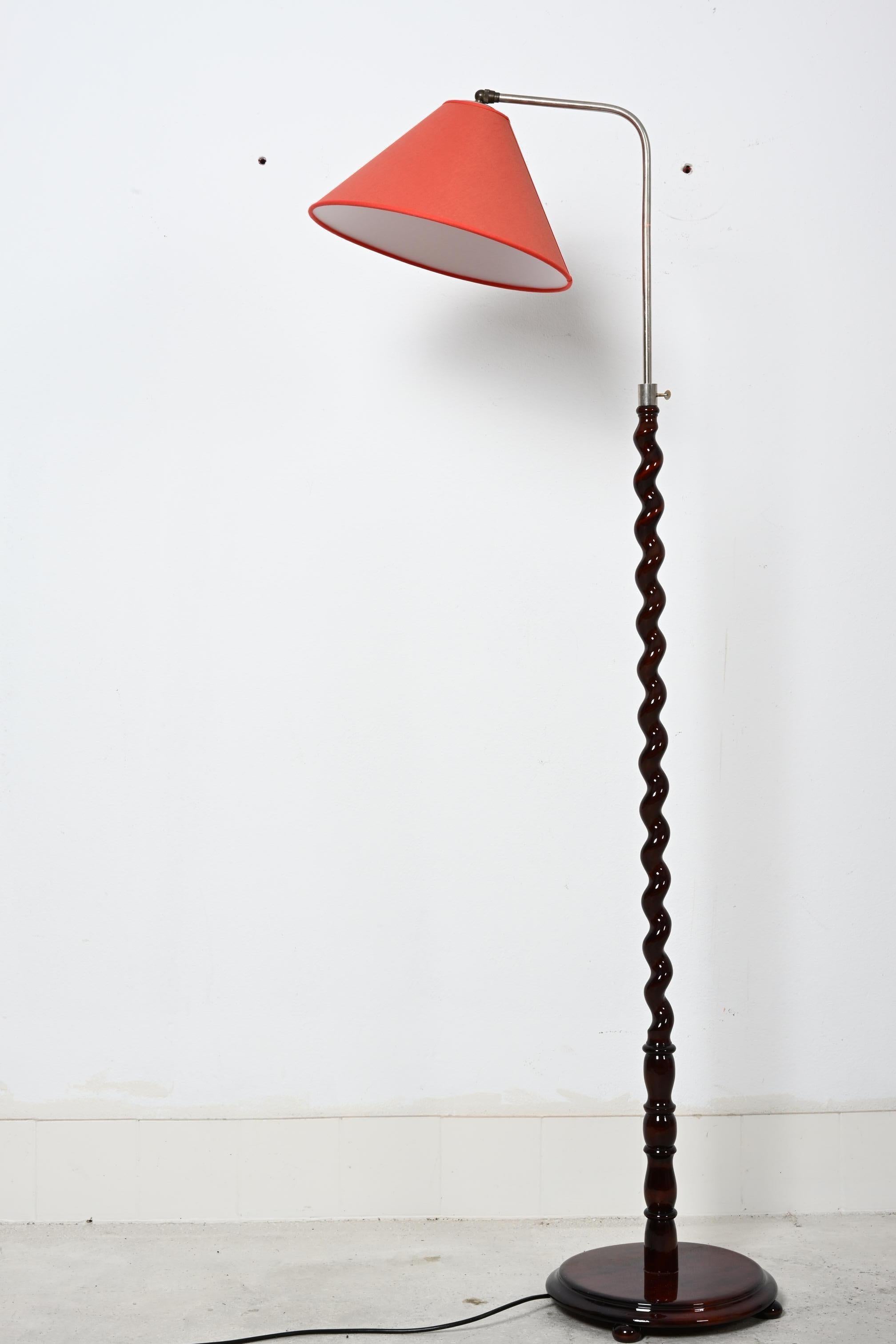 Scandinavo moderno Lampada da terra svedese con manico e base torniti in legno in vendita