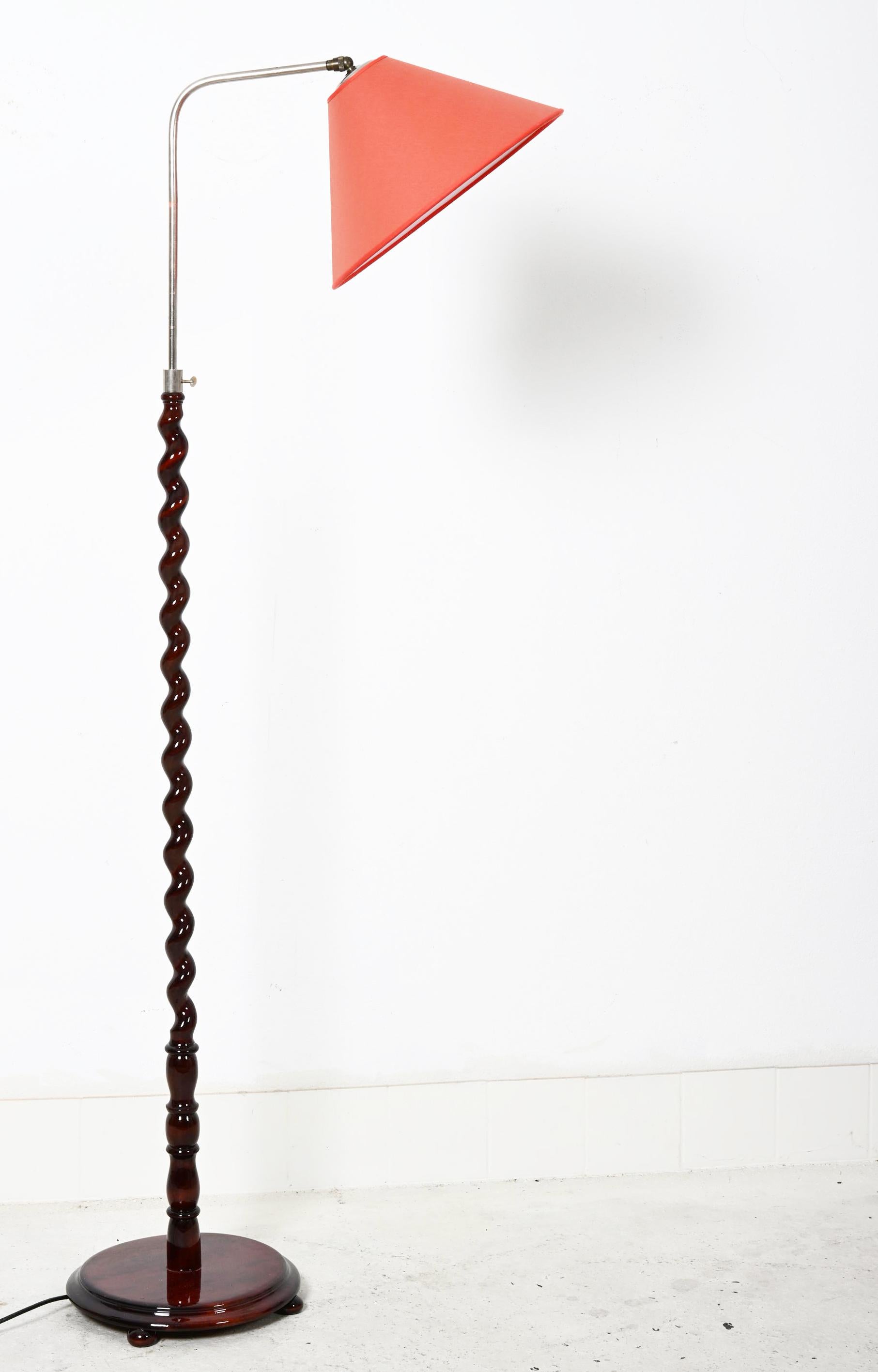 Svedese Lampada da terra svedese con manico e base torniti in legno in vendita