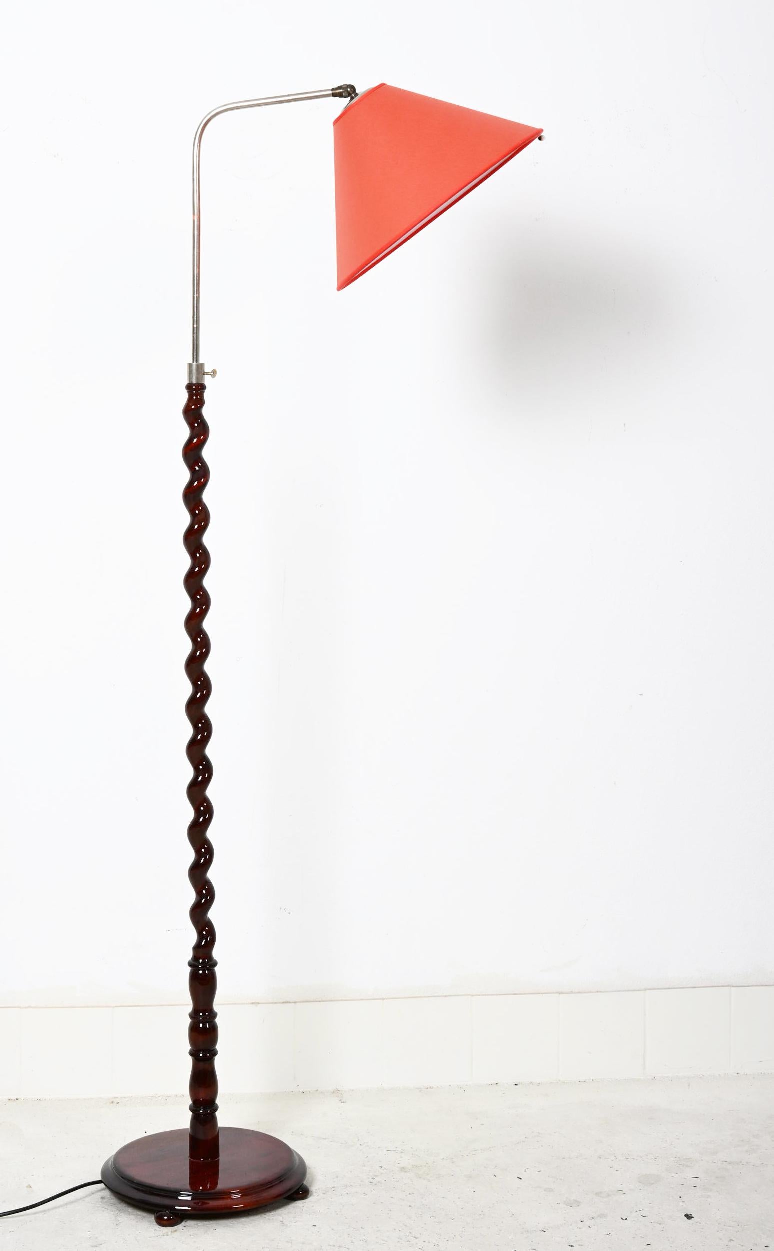 Mordenzato Lampada da terra svedese con manico e base torniti in legno in vendita