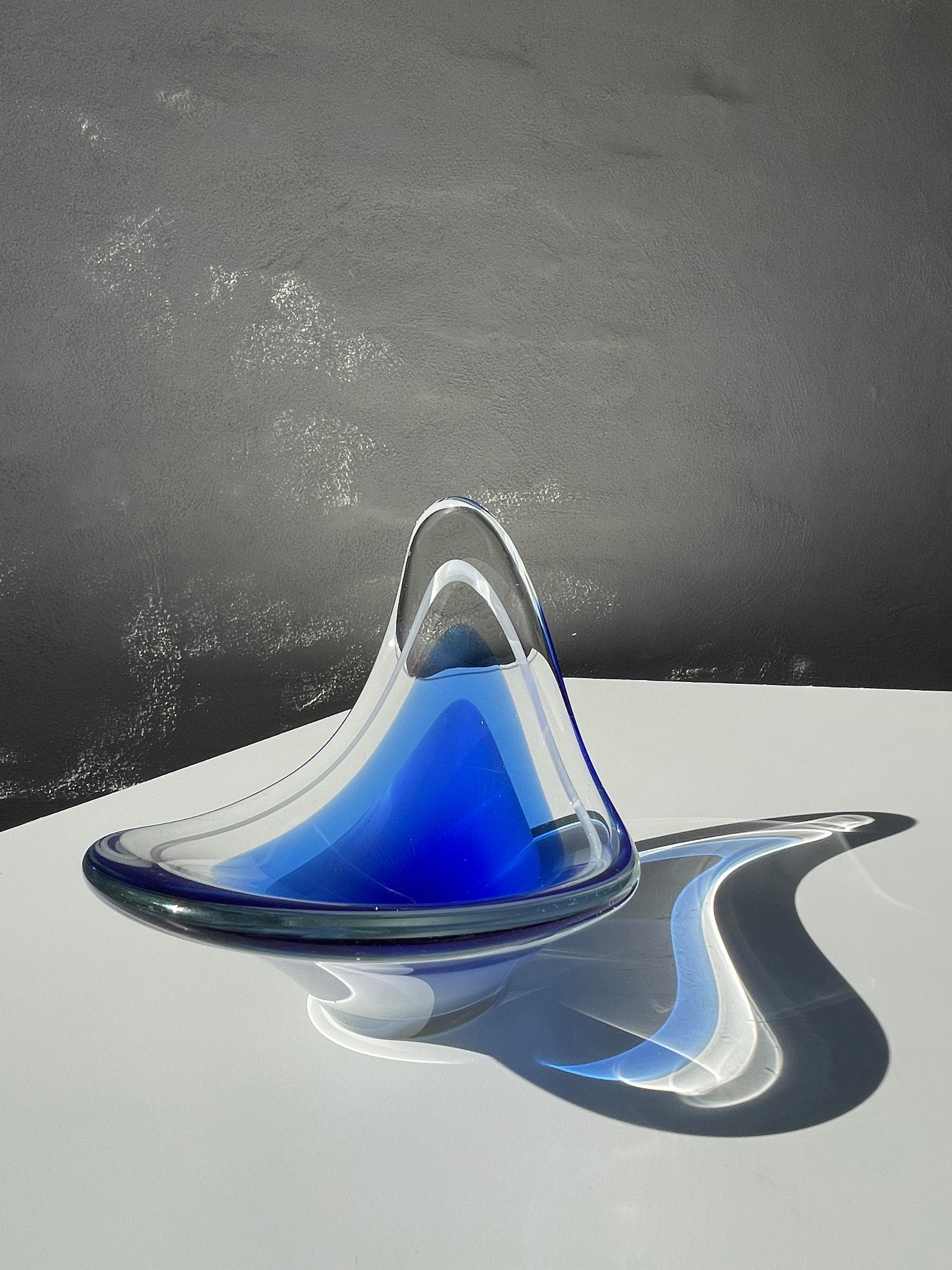 Bol en verre d'art bleu Coquille, Flygsfors 1956, Suède en vente 4