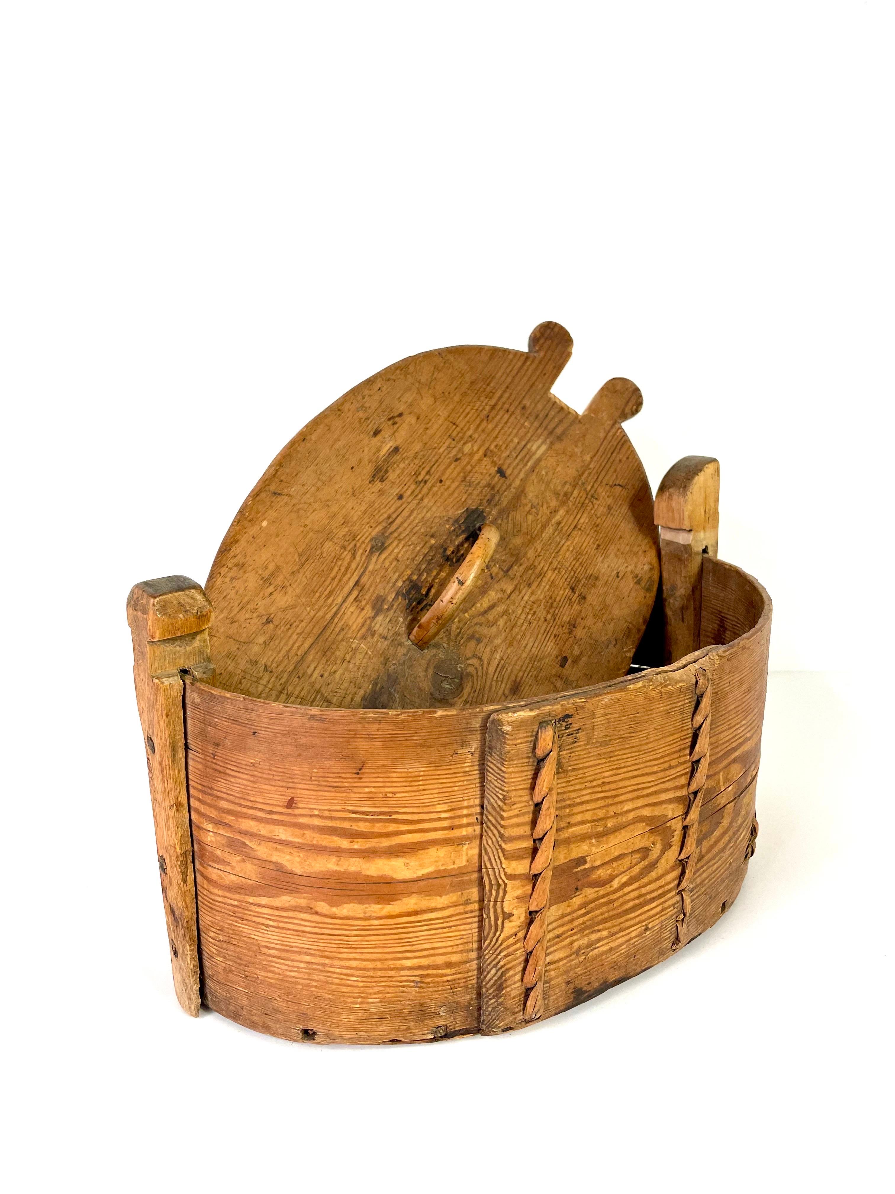 Swedish Folk Art 19th-Century Bentwood Box in Pine For Sale 5