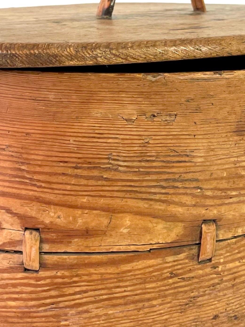 Swedish Folk Art 19th-Century Bentwood Box in Pine For Sale 10