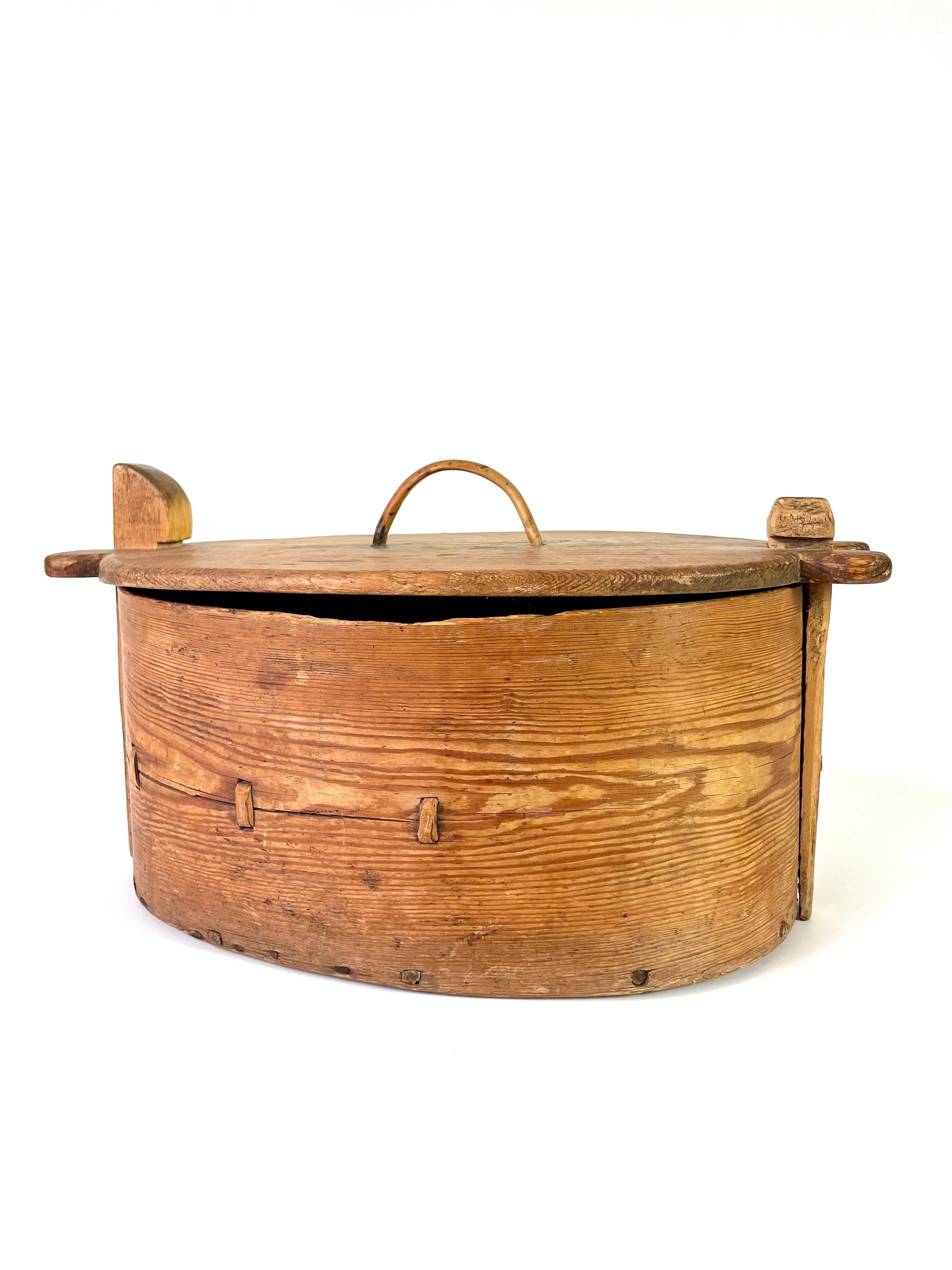 Hand-Carved Swedish Folk Art 19th-Century Bentwood Box in Pine For Sale