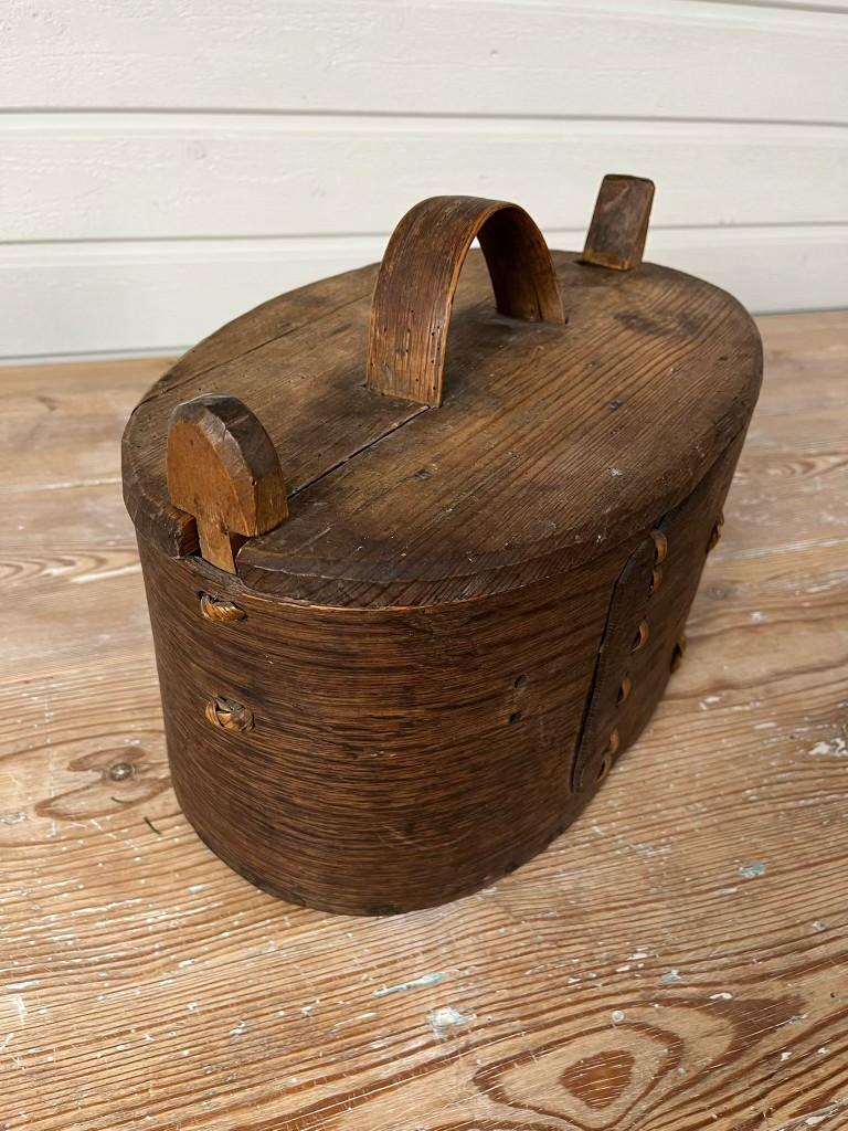 An old original Bentwood Box from the late 19th century

A beautiful piece full of history in oval shape with amazing patina and style with traces of age and use

