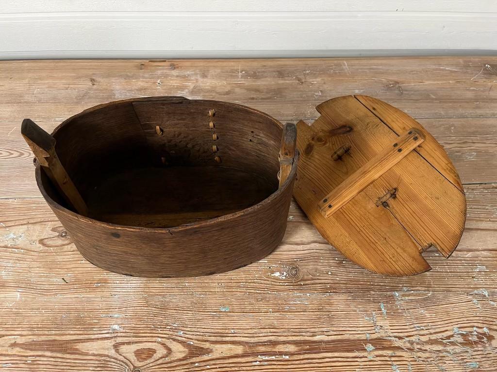 Swedish Folk Art 19th-Century Bentwood Box - Svepask In Fair Condition For Sale In Kvidinge, SE