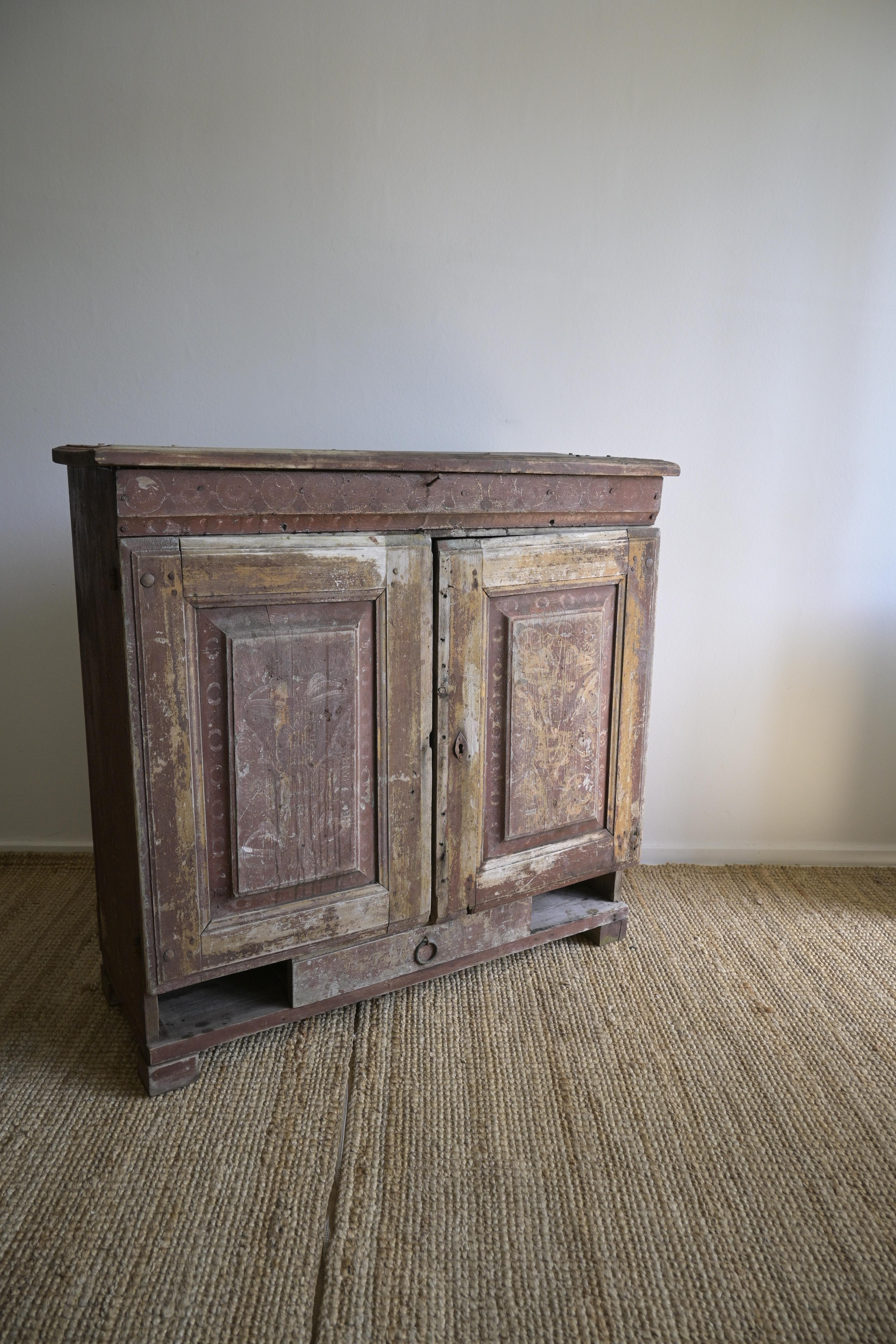 Schwedischer Volkskunstschrank, ca. 1780-1830, wahrscheinlich aus Dalarna.

Dies ist ein Überbleibsel; einst war es leuchtend mit schönen Farben, aber im Laufe der Jahrhunderte ist es verblasst und beschädigt worden. Die Überreste der üppigen