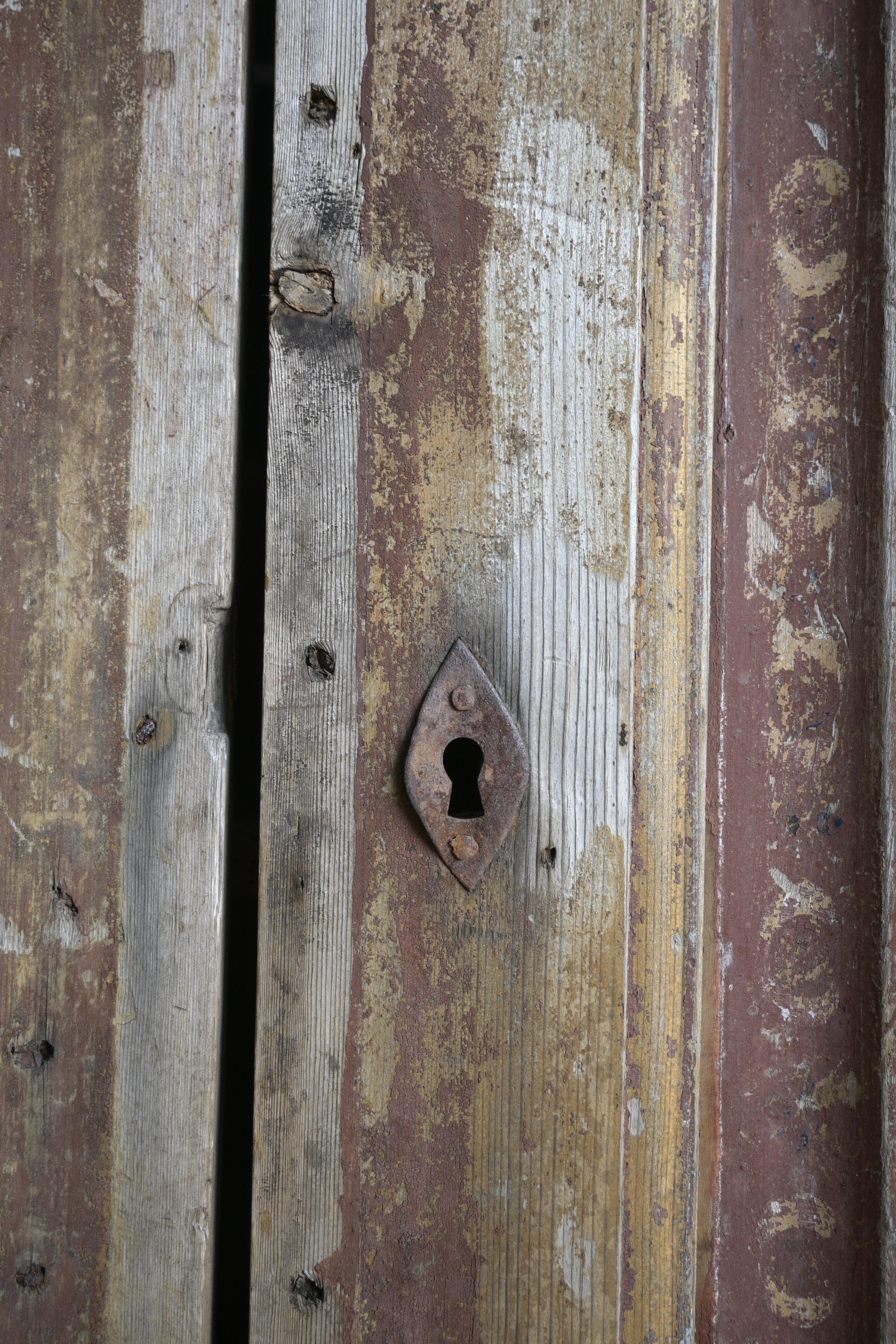 Schwedischer Volkskunstschrank, ca. 1780-1830 aus Dalarna im Zustand „Relativ gut“ im Angebot in Farsta, SE