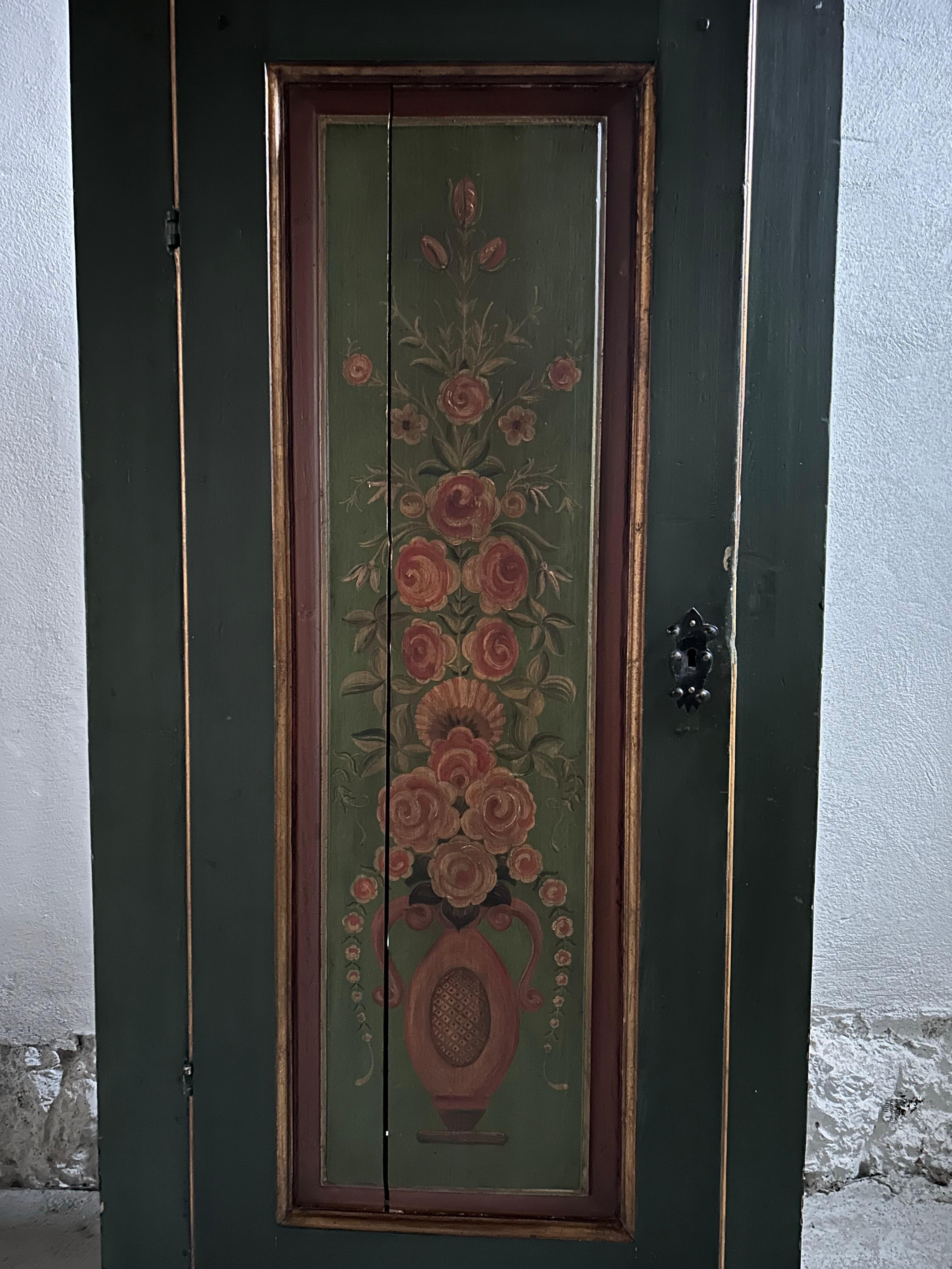 Raro mueble de arte popular sueco de la década de 1890, el mueble tiene la pintura original de clara inspiración neoclásica, muestra un ánfora griega clásica con flores en su interior.
El armario tiene tres estantes, por lo que es la pieza perfecta