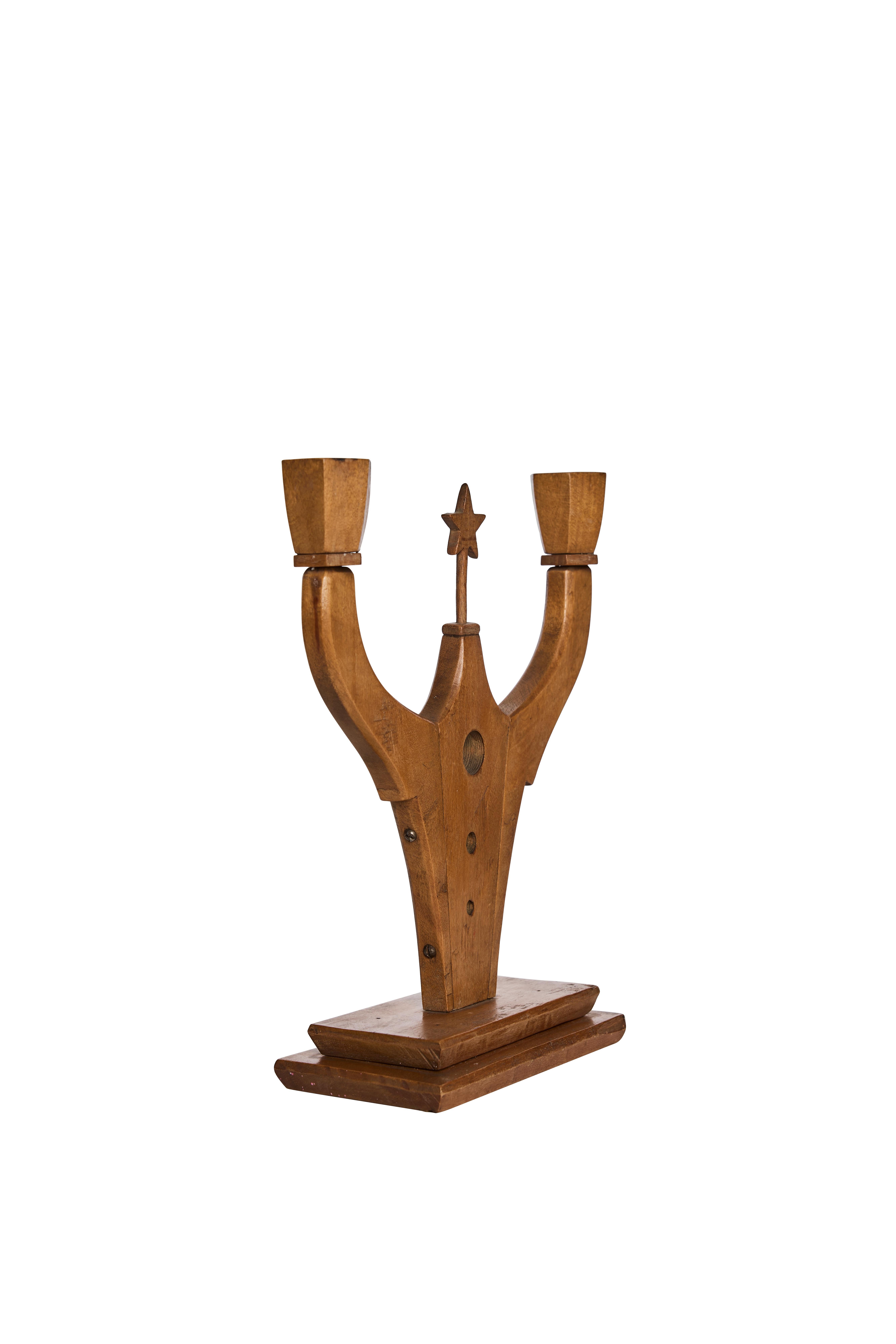 Artisanat Bougeoir d'art populaire suédois en bouleau sculpté avec détails d'étoiles, années 1920 en vente