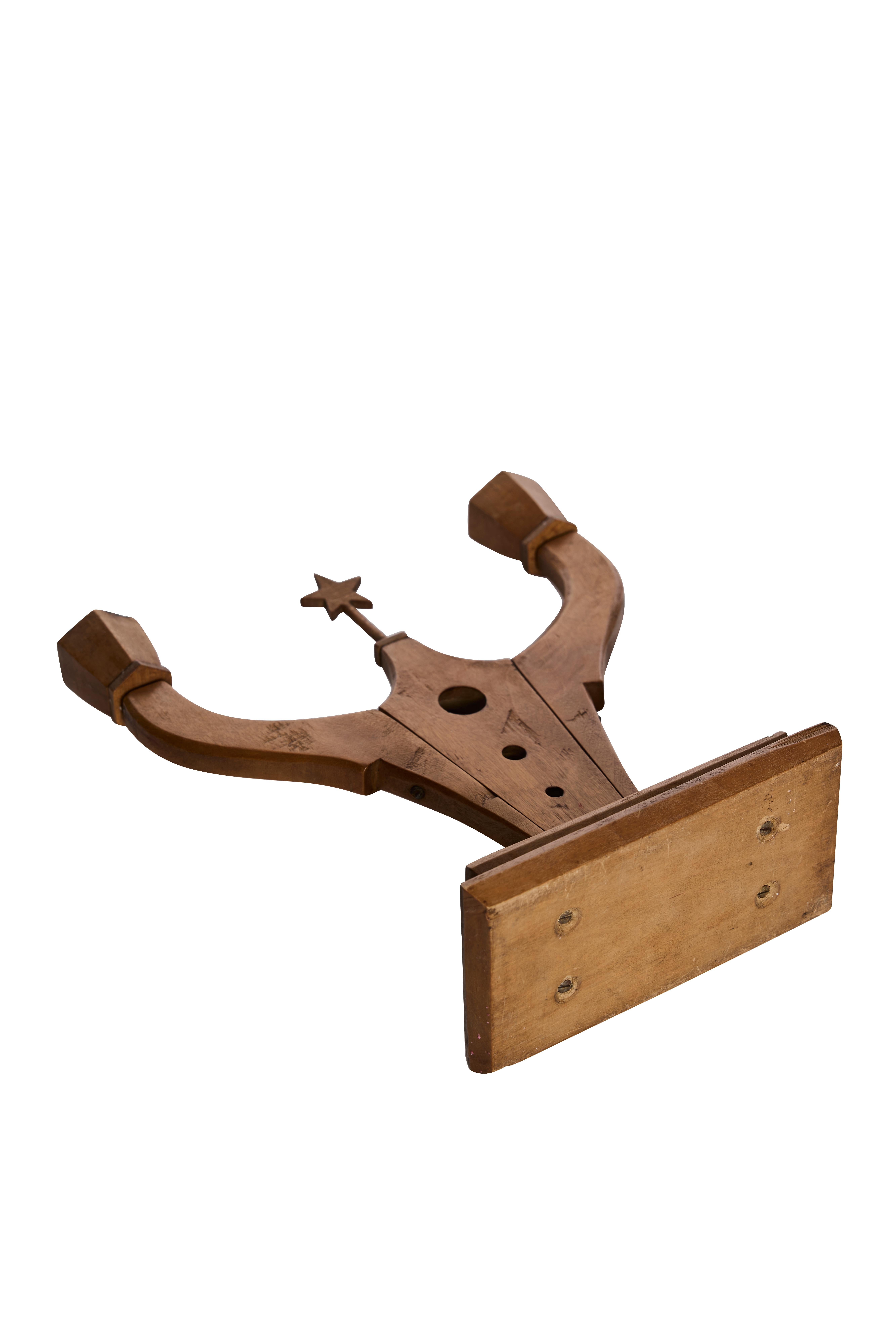Suédois Bougeoir d'art populaire suédois en bouleau sculpté avec détails d'étoiles, années 1920 en vente