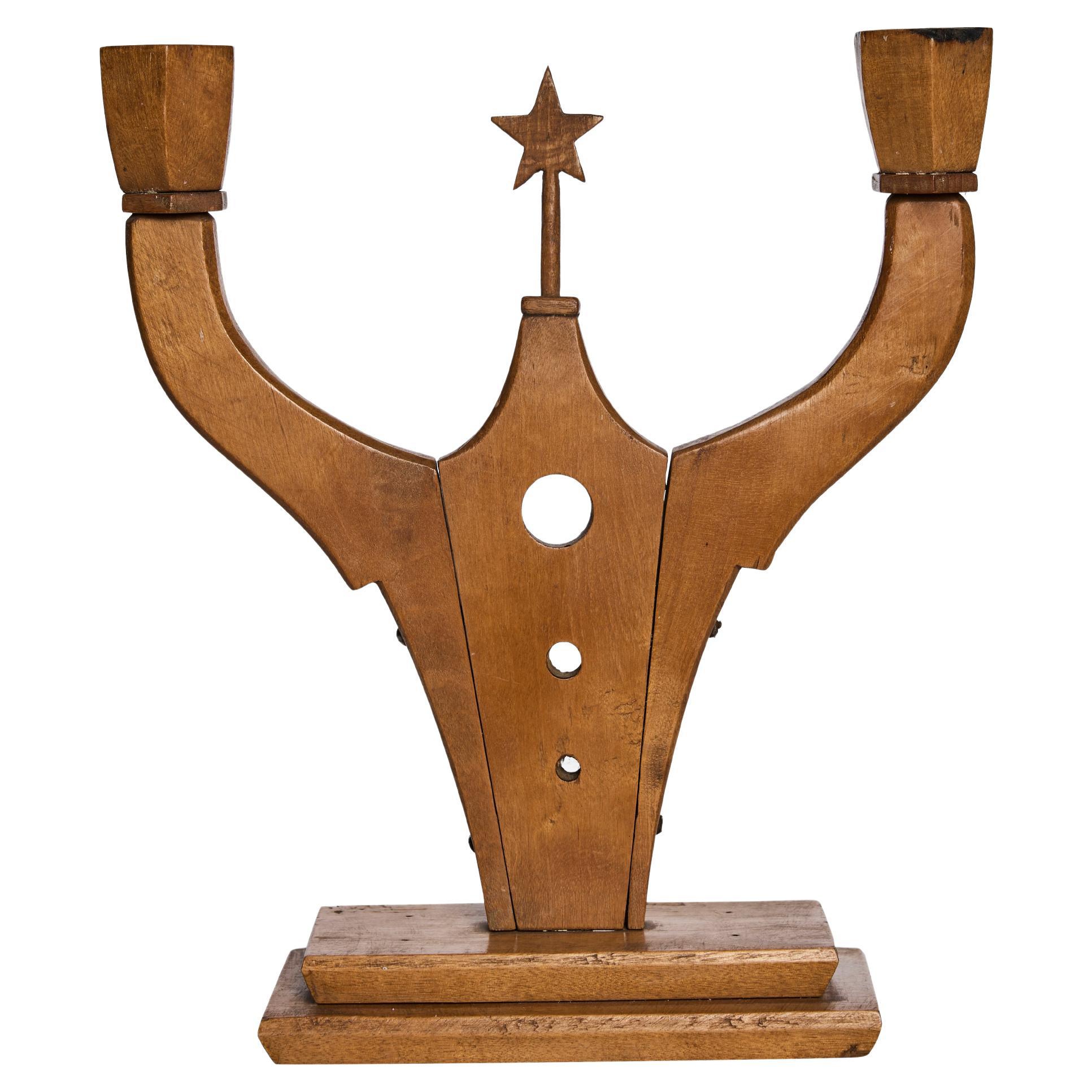 Bougeoir d
art populaire suédois en bouleau sculpté avec détails d
étoiles, années 1920 en vente