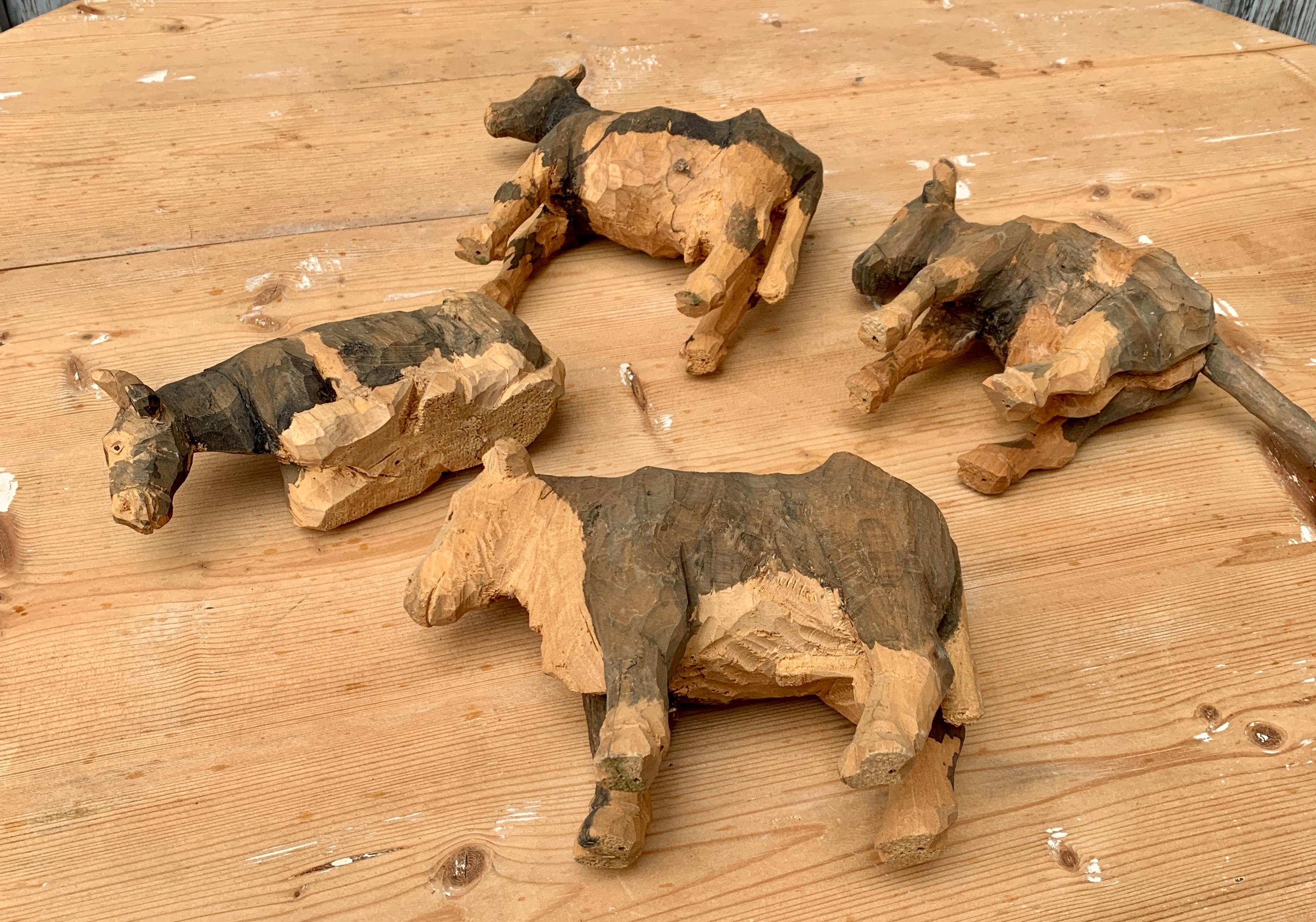 Sculpture de centre de table d'art populaire sudois reprsentant 3 vaches et un taureau en vente 3