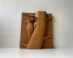 Scultura folkloristica svedese in legno di ciliegio con uccello che nutre un pulcino nel tronco di un albero