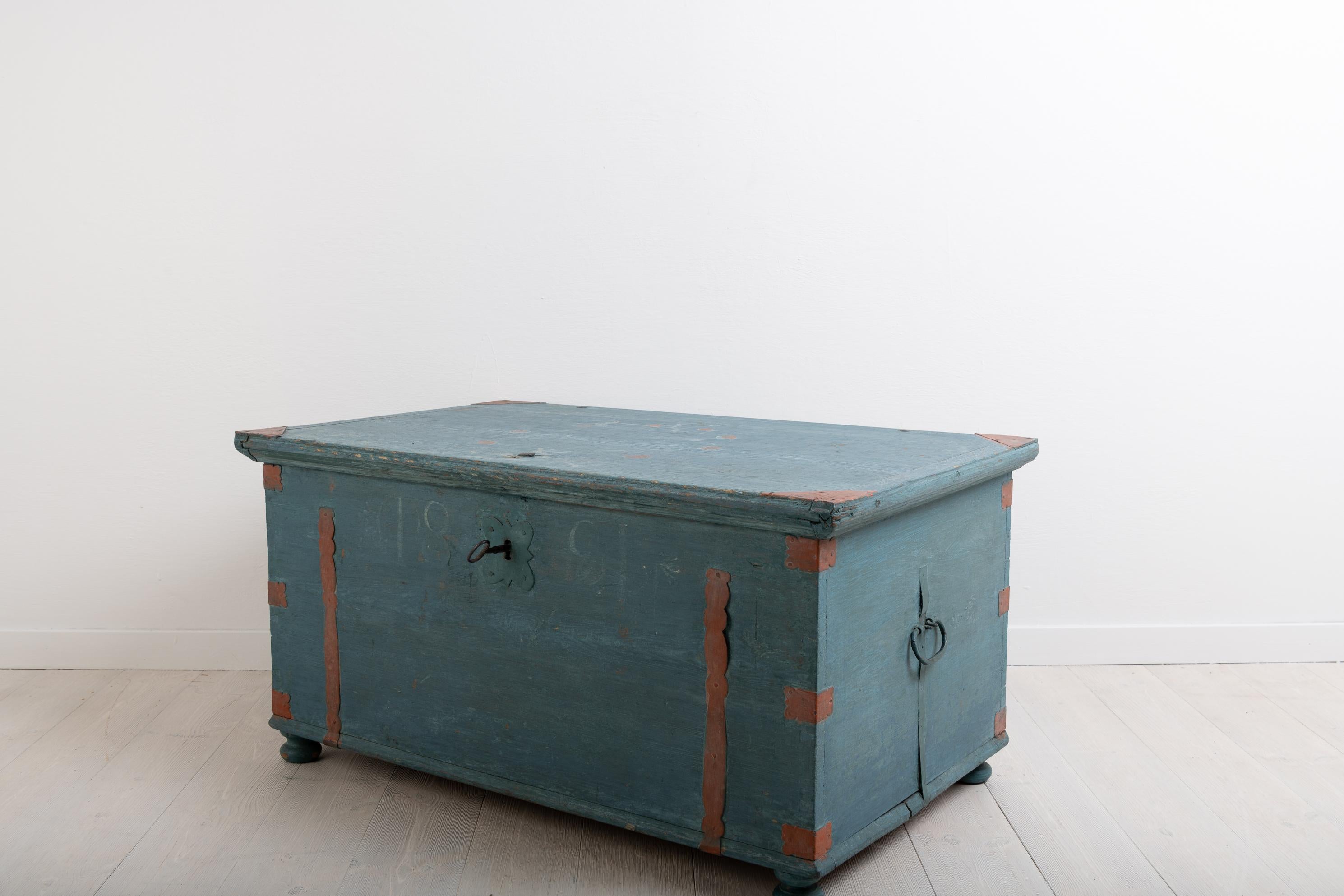 Swedish Folk Art Chest with Original Blue Paint In Good Condition In Kramfors, SE