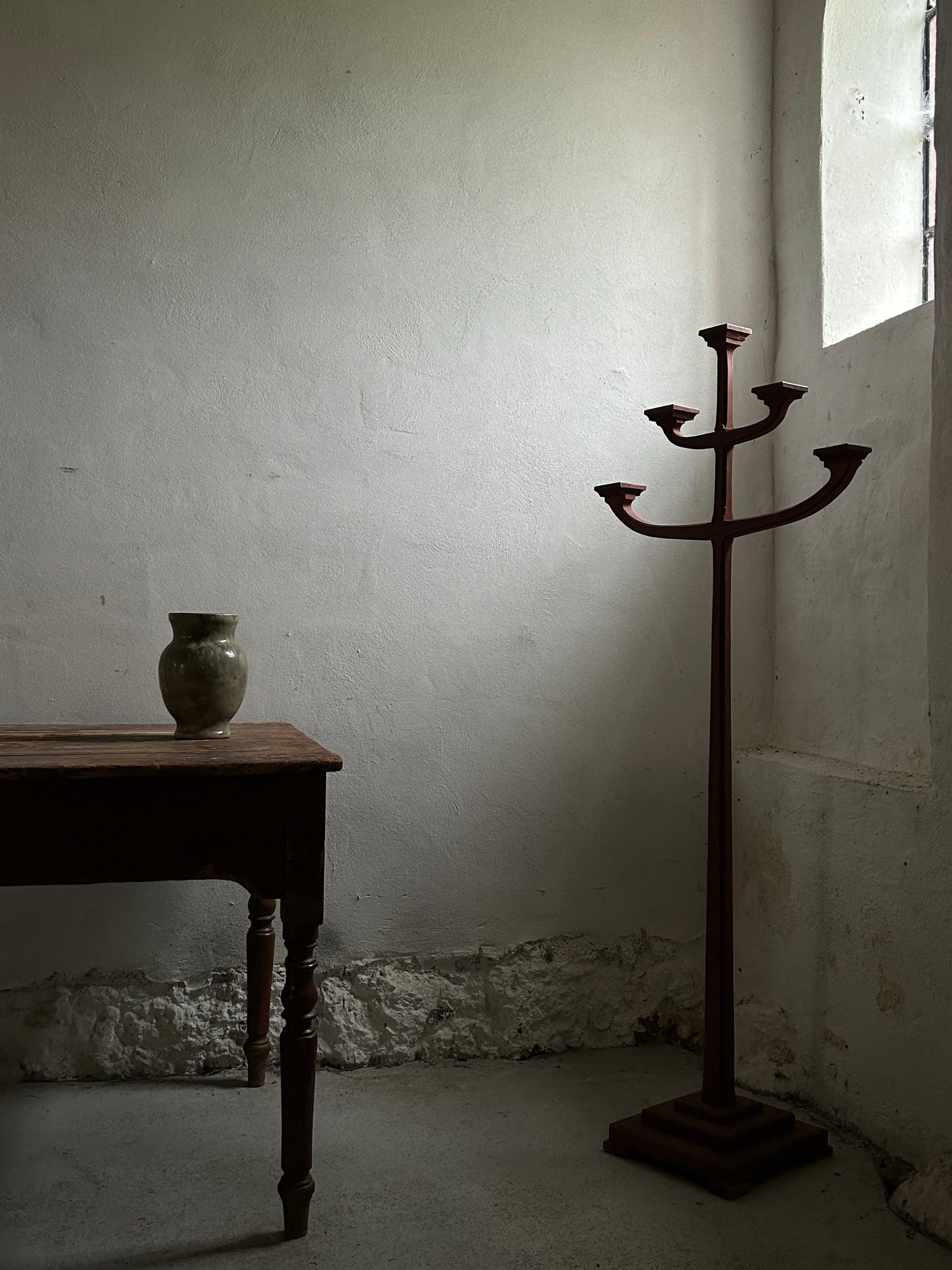 Cette charmante table de salle à manger d'art populaire suédois, fabriquée en pin et datant des années 1860, est un exemple frappant de l'artisanat rustique scandinave. Avec sa finition peinte originale, la table dégage une chaleur et un caractère