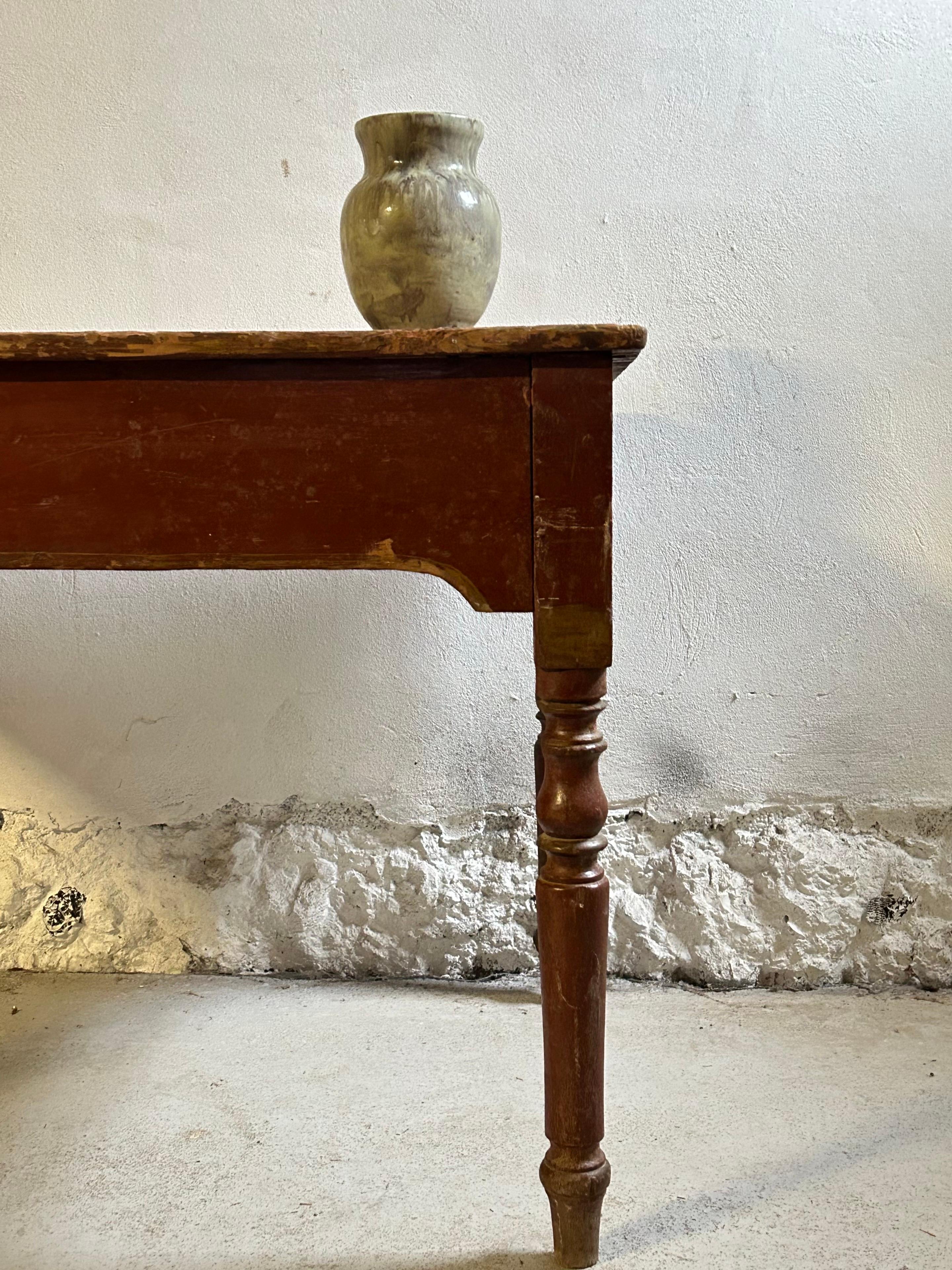 Suédois Table de salle à manger d'art populaire suédois en pin peint, Suède 1860. en vente