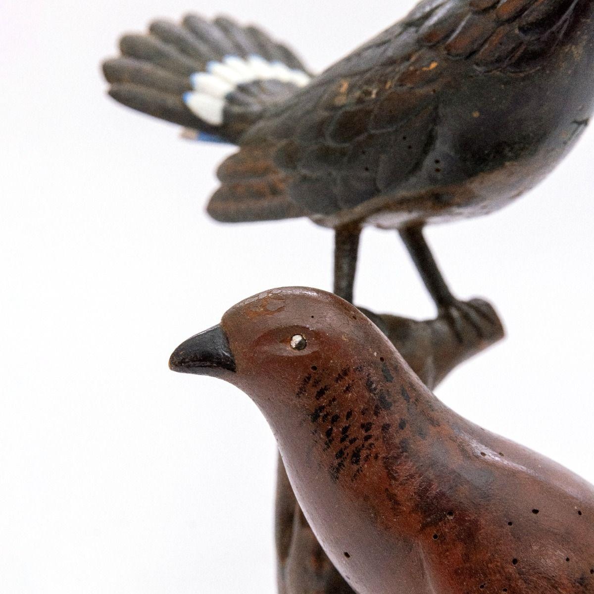 Arte Popular Sueco Pájaros de Madera Tallados y Pintados a Mano en la Rama de un Árbol en venta 1