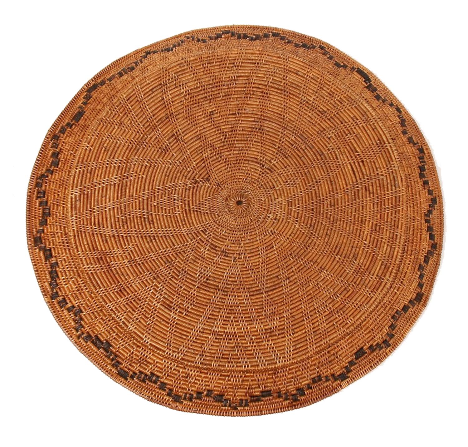 Schwedische Volkskunst handgefertigte große runde Servierplatte, aus geflochtenen Wurzeln. Geringfügige Abnutzung. Schönes Tablett von Same. Ab 1900.