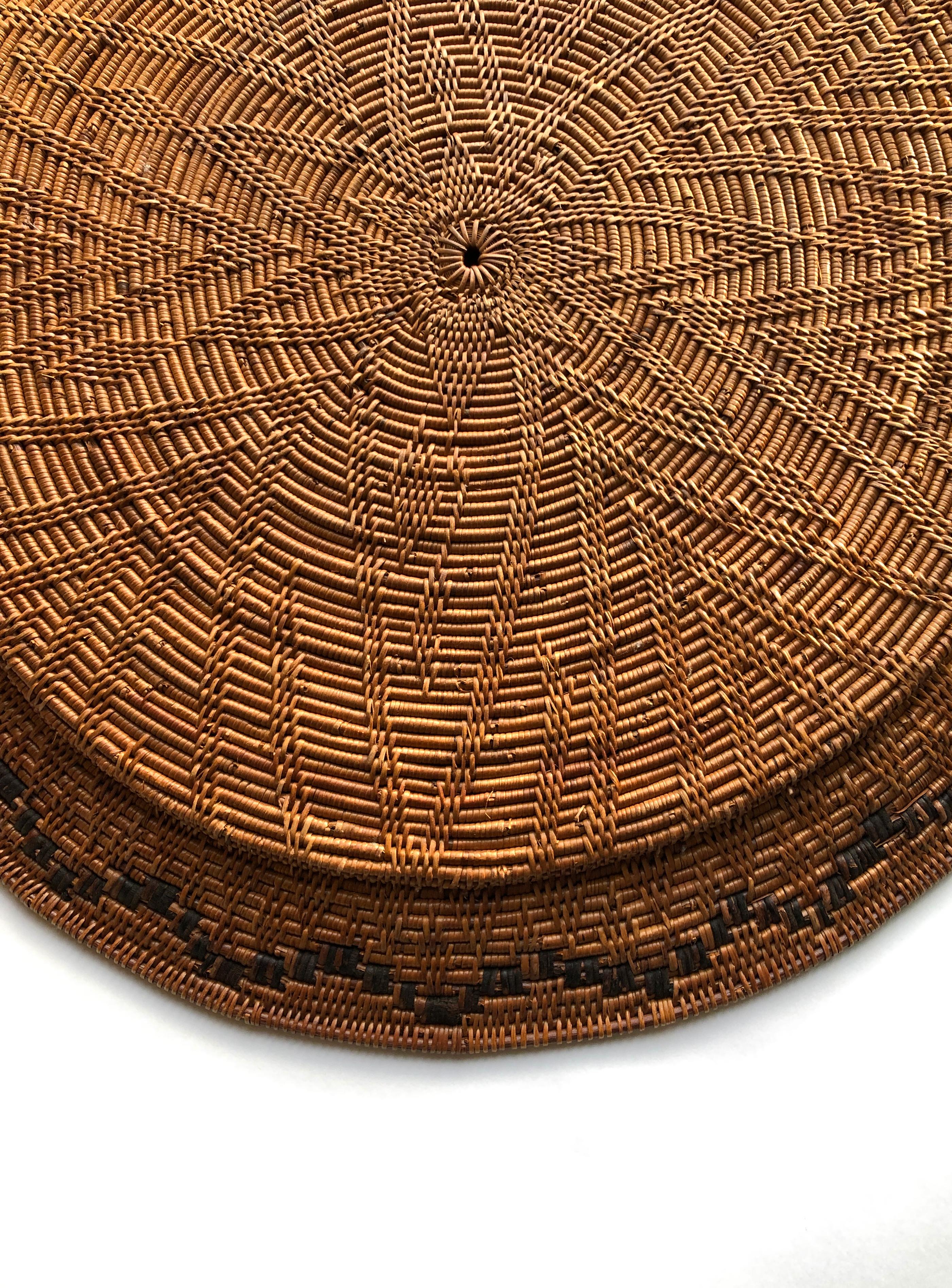 Swedish Folk Art Handcrafted Round Serving Tray In Good Condition For Sale In Stockholm, SE