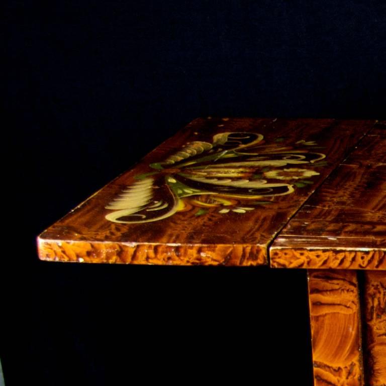 Ungewöhnlicher antiker schwedischer Kurbits-Tisch mit Klappe, handbedruckt in der Tradition der klassischen Volkskunst Mittelschwedens, ca. Ende des 19.

Die 4 gedrechselten Beine sind im Landhausstil gehalten und der Tisch ist mit einer