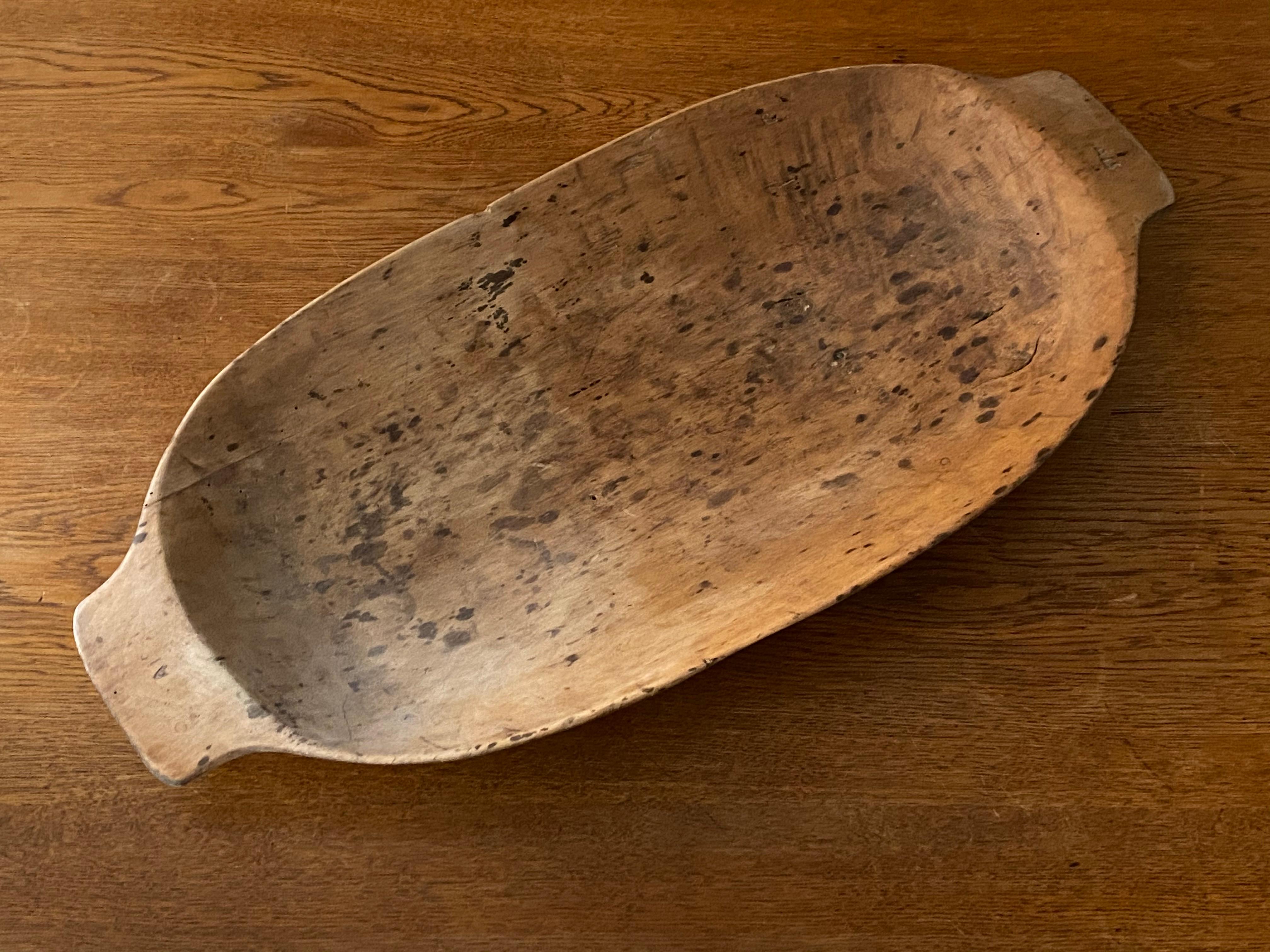 A large Swedish farmers handcrafted dish or tray / server bowl or centerpiece. In solid wood, Signed AIS. A highly functional object with a sculptural appearance.
 
  