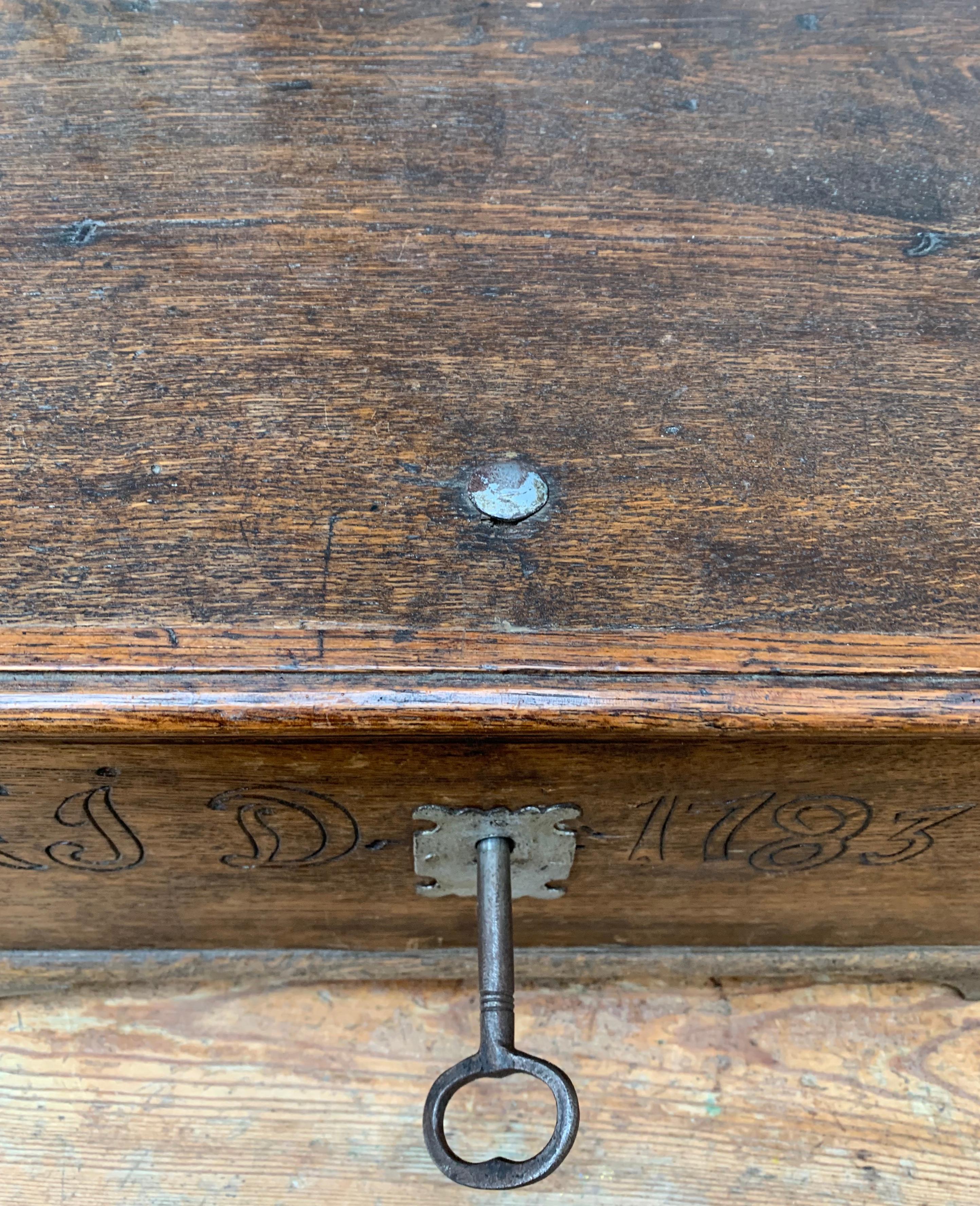 Caja de roble de arte popular sueco, fechada en 1783 1
