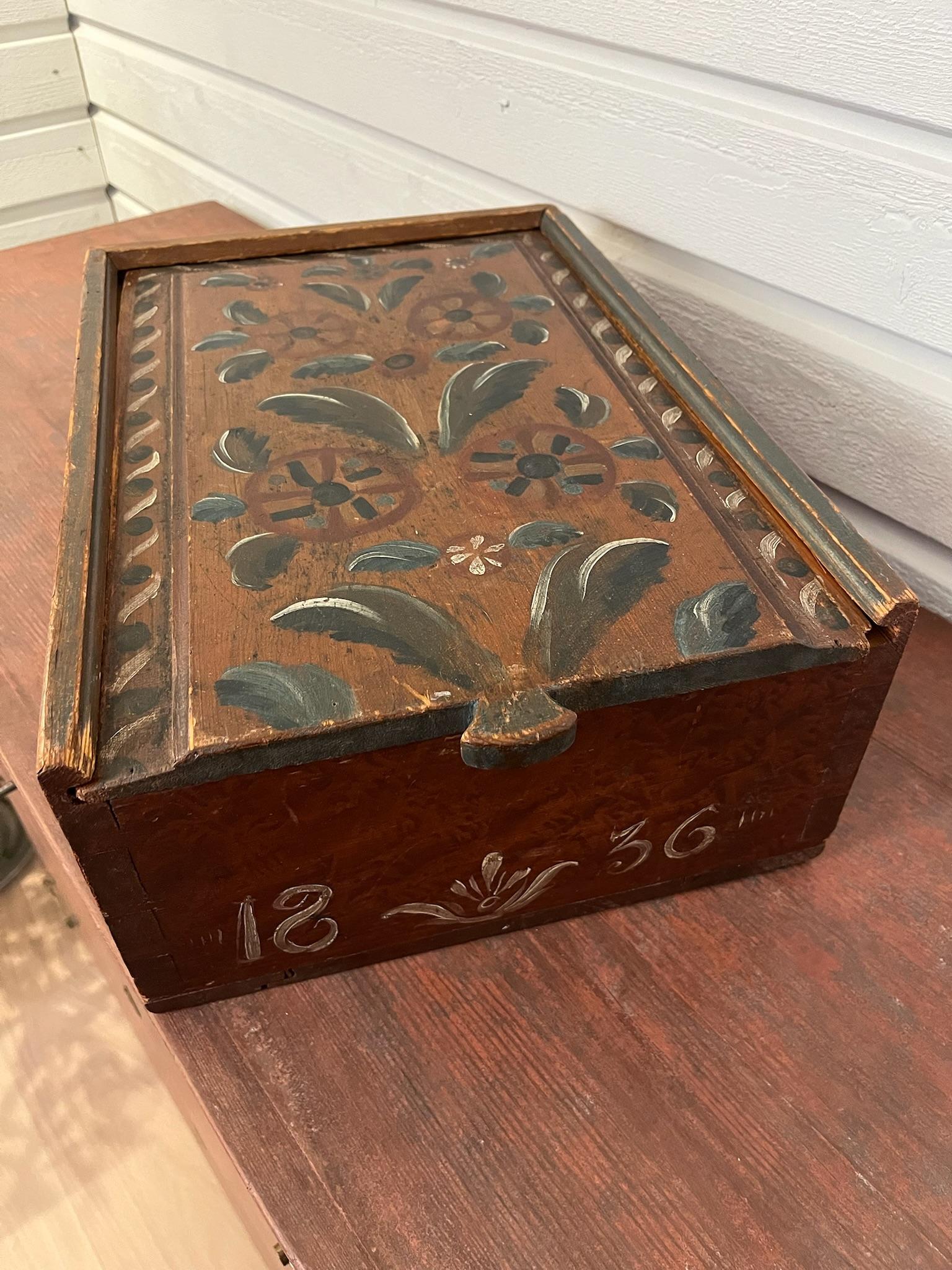 Caja de madera pintada de arte popular sueco 