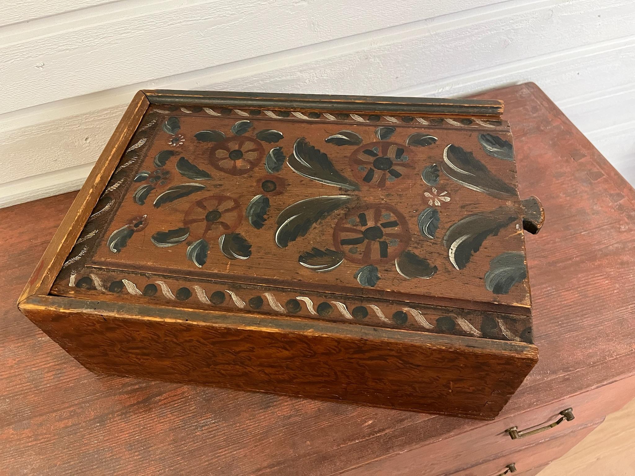 Caja de madera pintada de arte popular sueco 