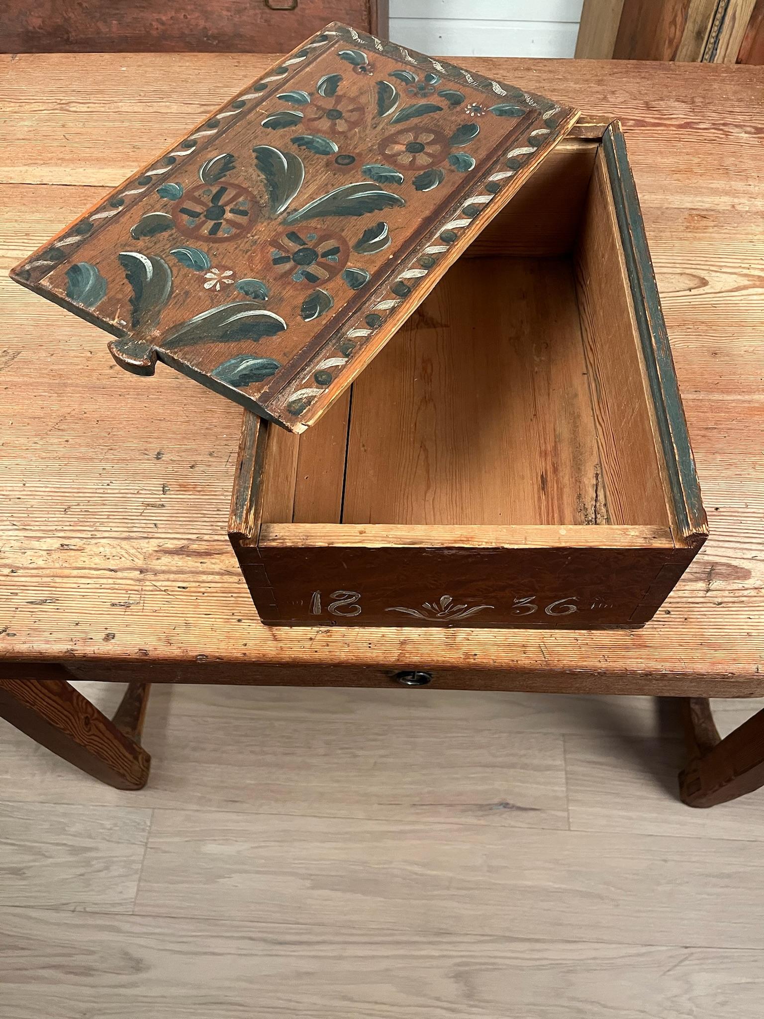 Caja pintada con una decoración típica de las obras de arte suecas, fechada en 1836.

Una 