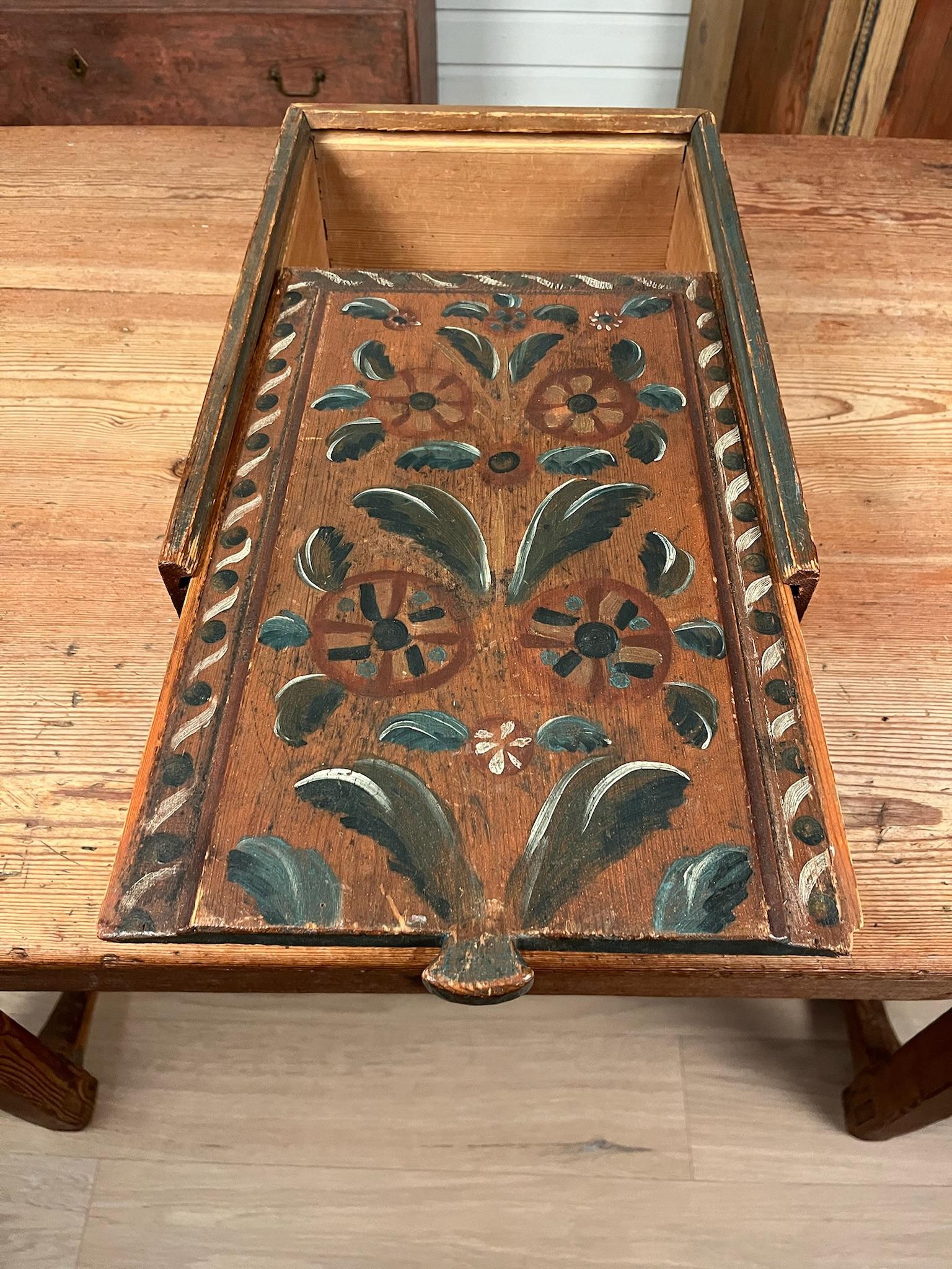 Caja de madera pintada de arte popular sueco 