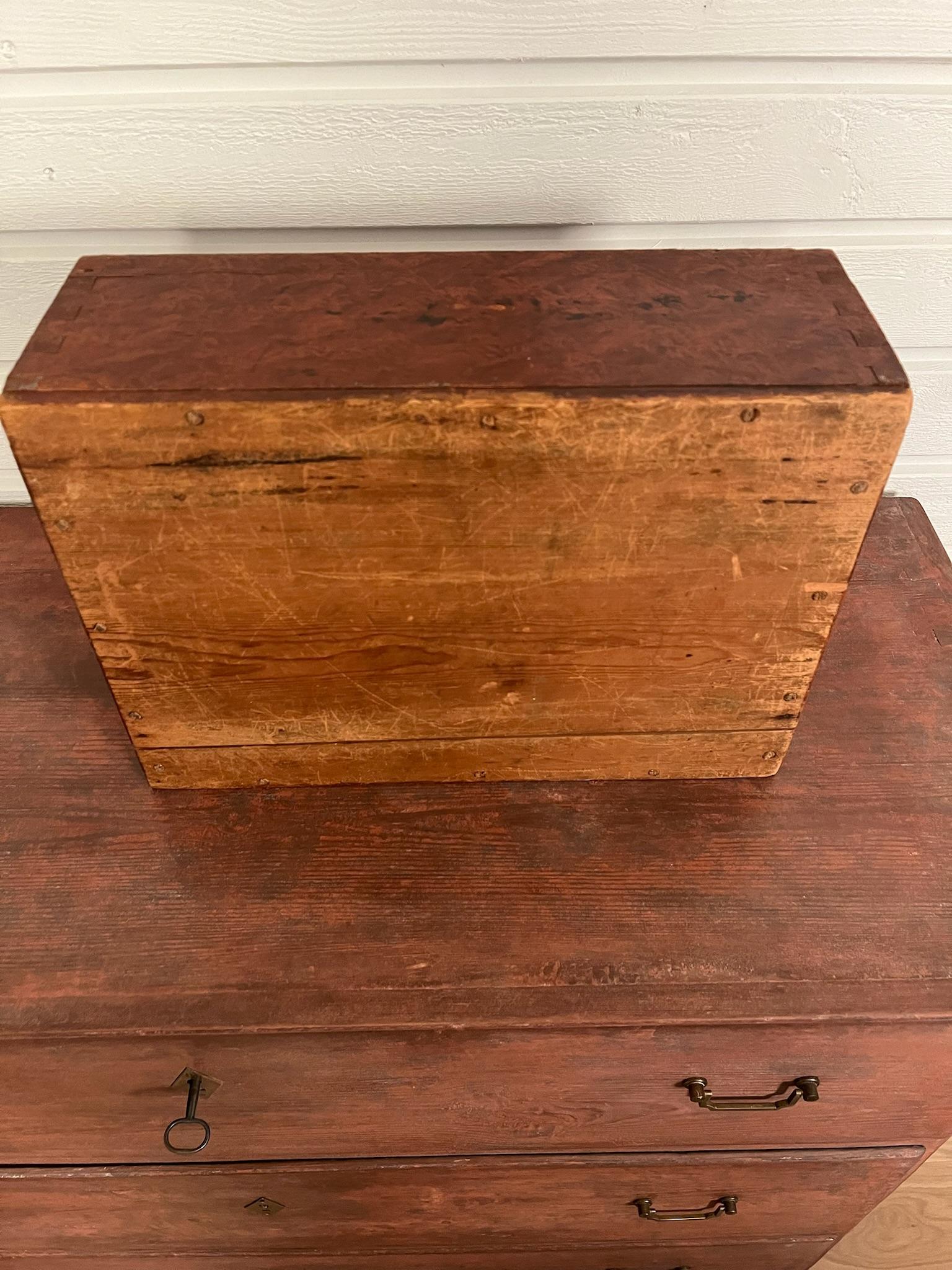 Caja de madera pintada de arte popular sueco 