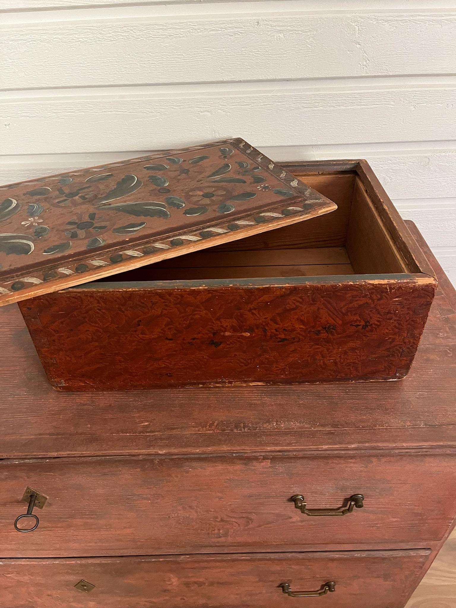 Caja de madera pintada de arte popular sueco 