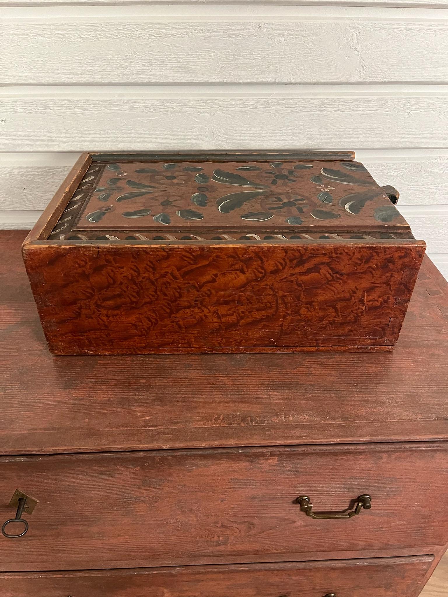 Caja de madera pintada de arte popular sueco 