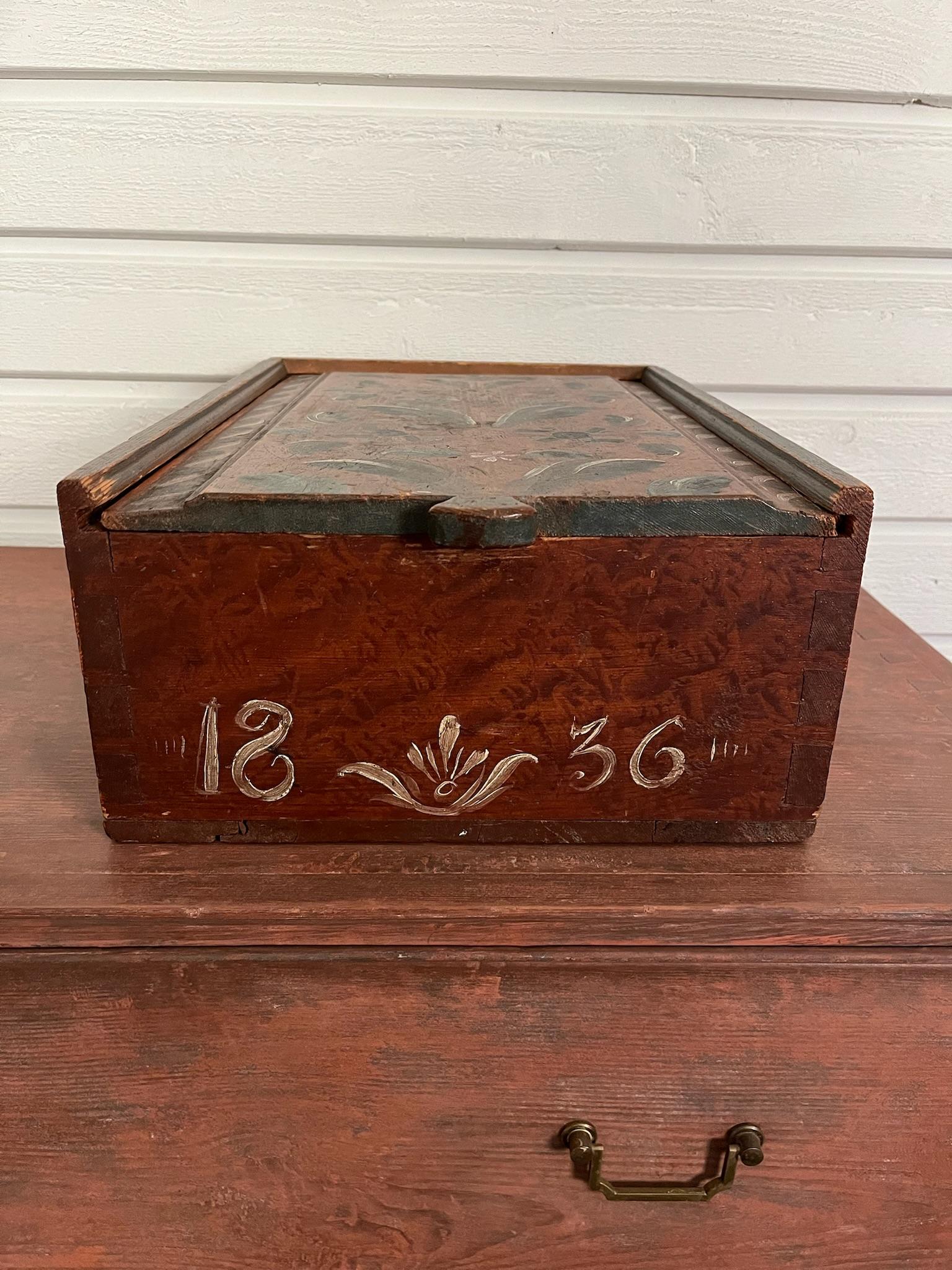 Caja de madera pintada de arte popular sueco 