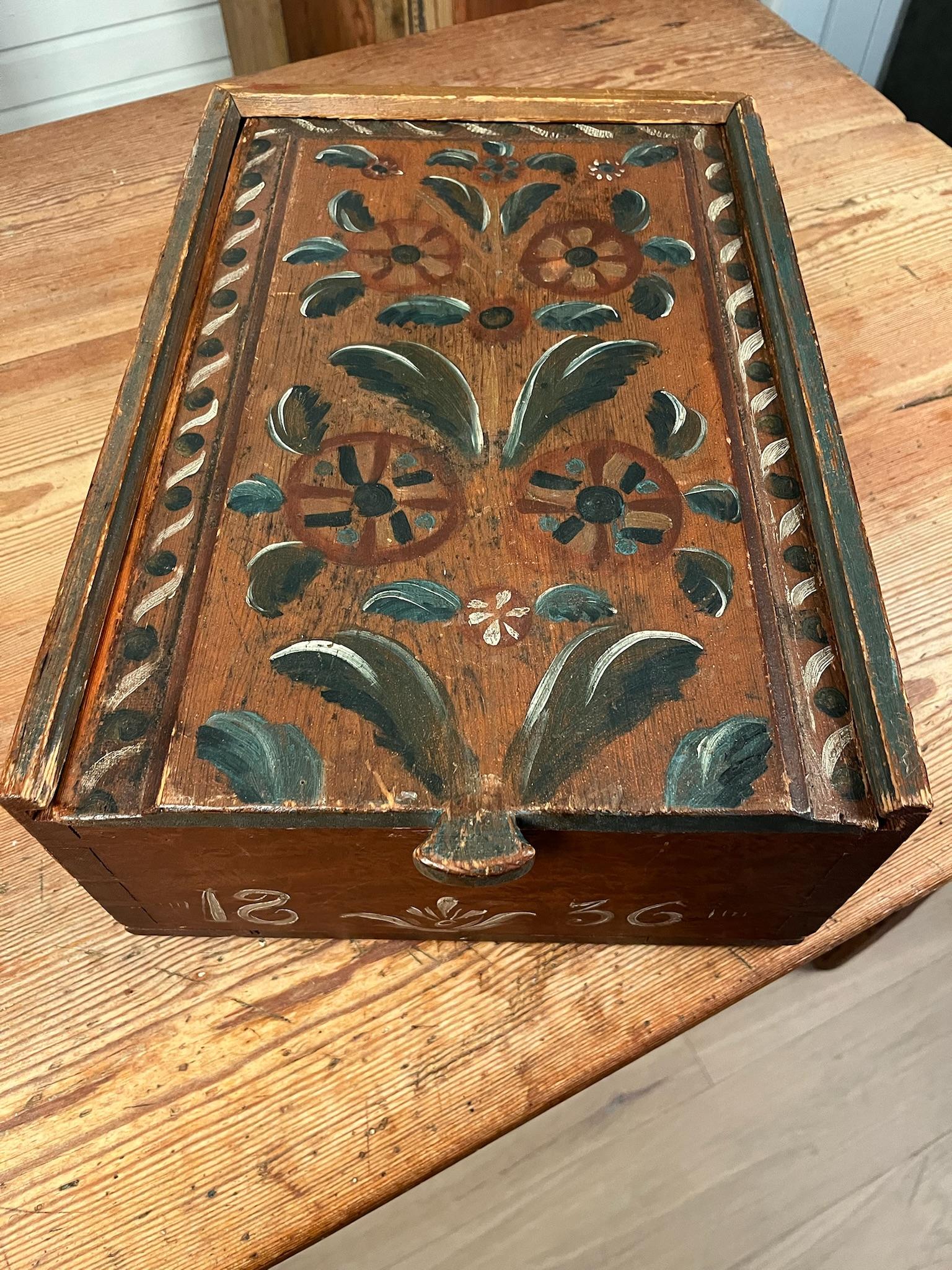 Caja de madera pintada de arte popular sueco 