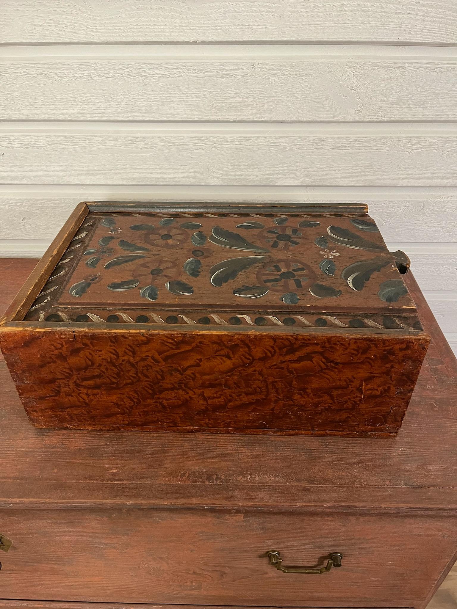 Caja de madera pintada de arte popular sueco 