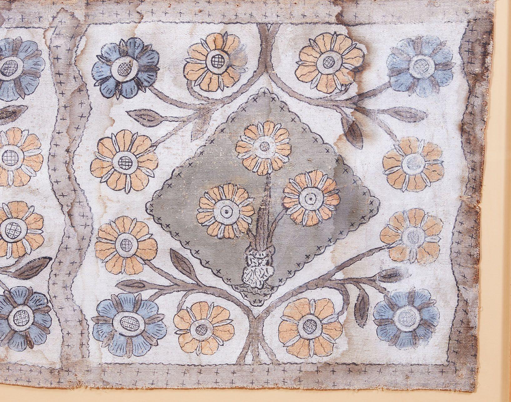 Decorazione da parete dipinta in stile popolare svedese dei primi del XIX secolo, raffigurante fiori e piante, dipinta su stoffa filata riutilizzata in casa, in meravigliosi toni blu, oro e grigio.