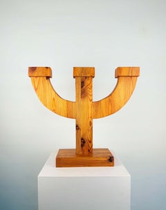 Candelabro de arte popular sueco hecho a mano, de pino, estilo «Mid-Century Modern»