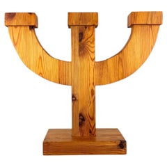 Candelabro de arte popular sueco hecho a mano, de pino, estilo «Mid-Century Modern»