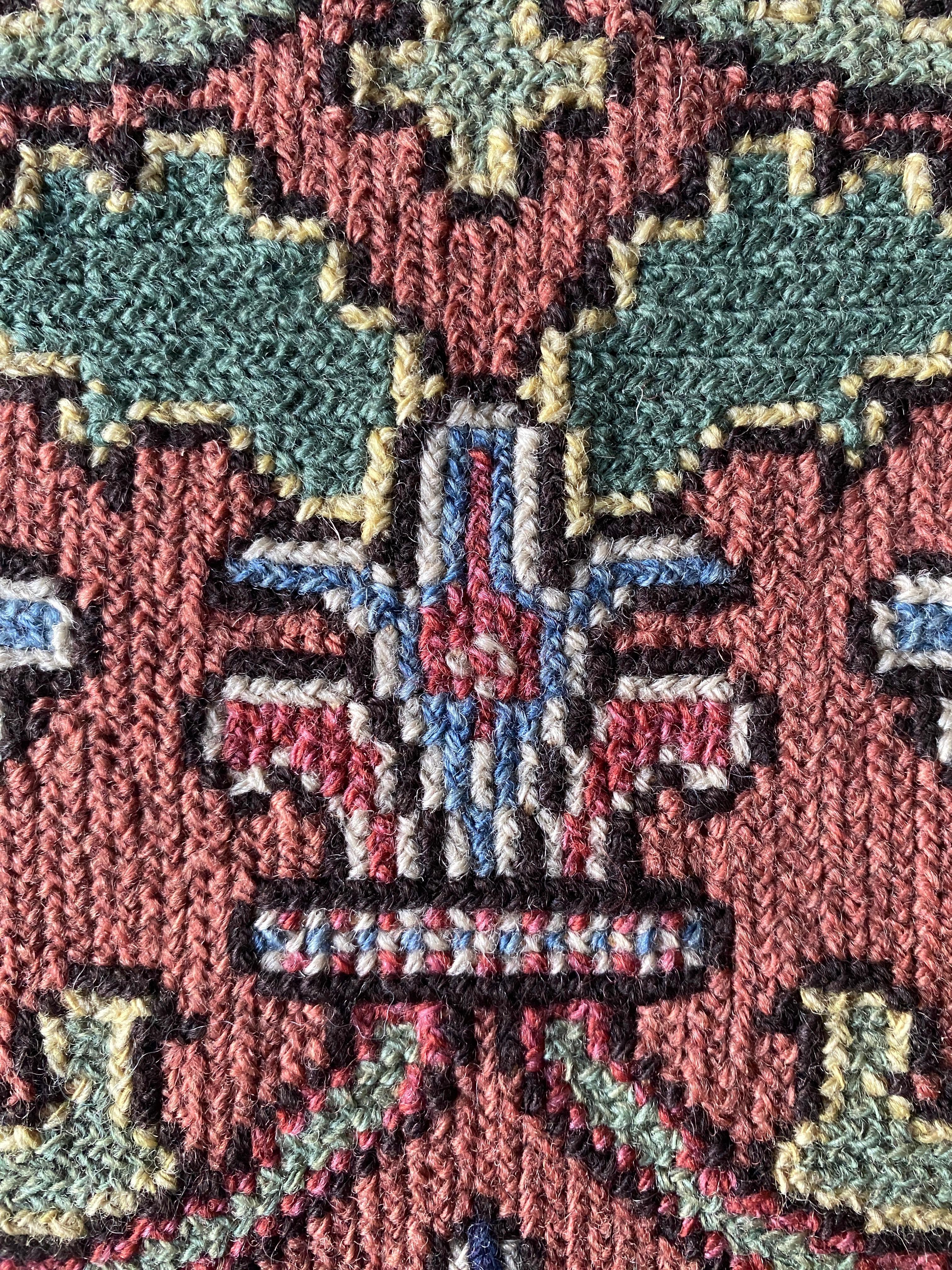Tapiz bordado con granadas del arte popular sueco por Edna Nihlén, Suecia 1956 en venta 1